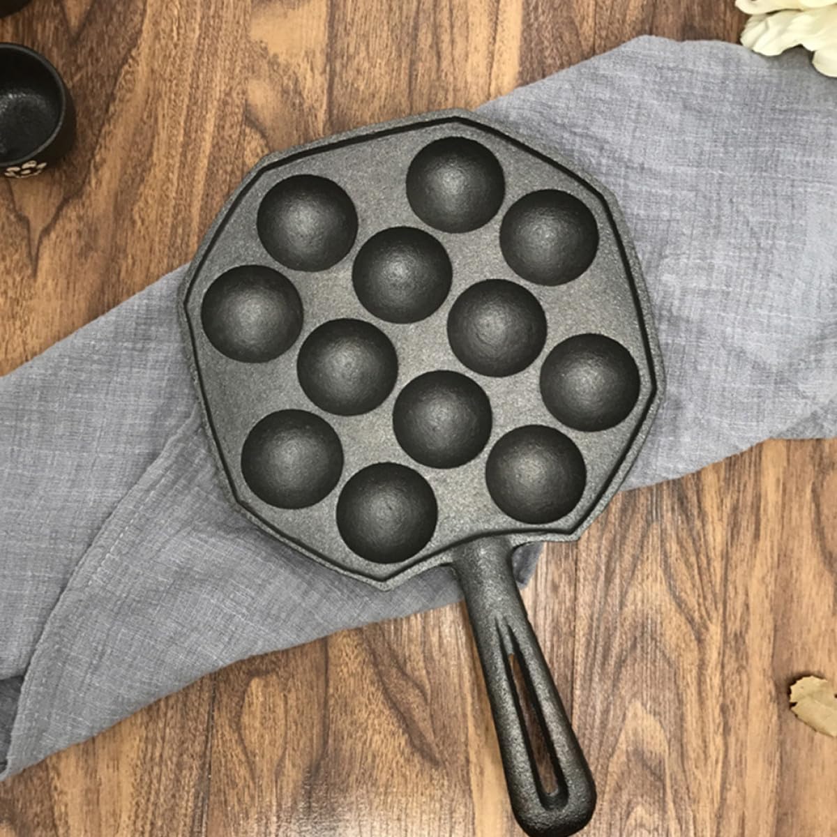 Amosfun Backzubehör Gleichmäßige Hitzeverteilung und Restaurant Küche Takoyaki Pfanne aus Eisen mit 12 Löchern Antihaft Ergonomischer Griff 2 Stück