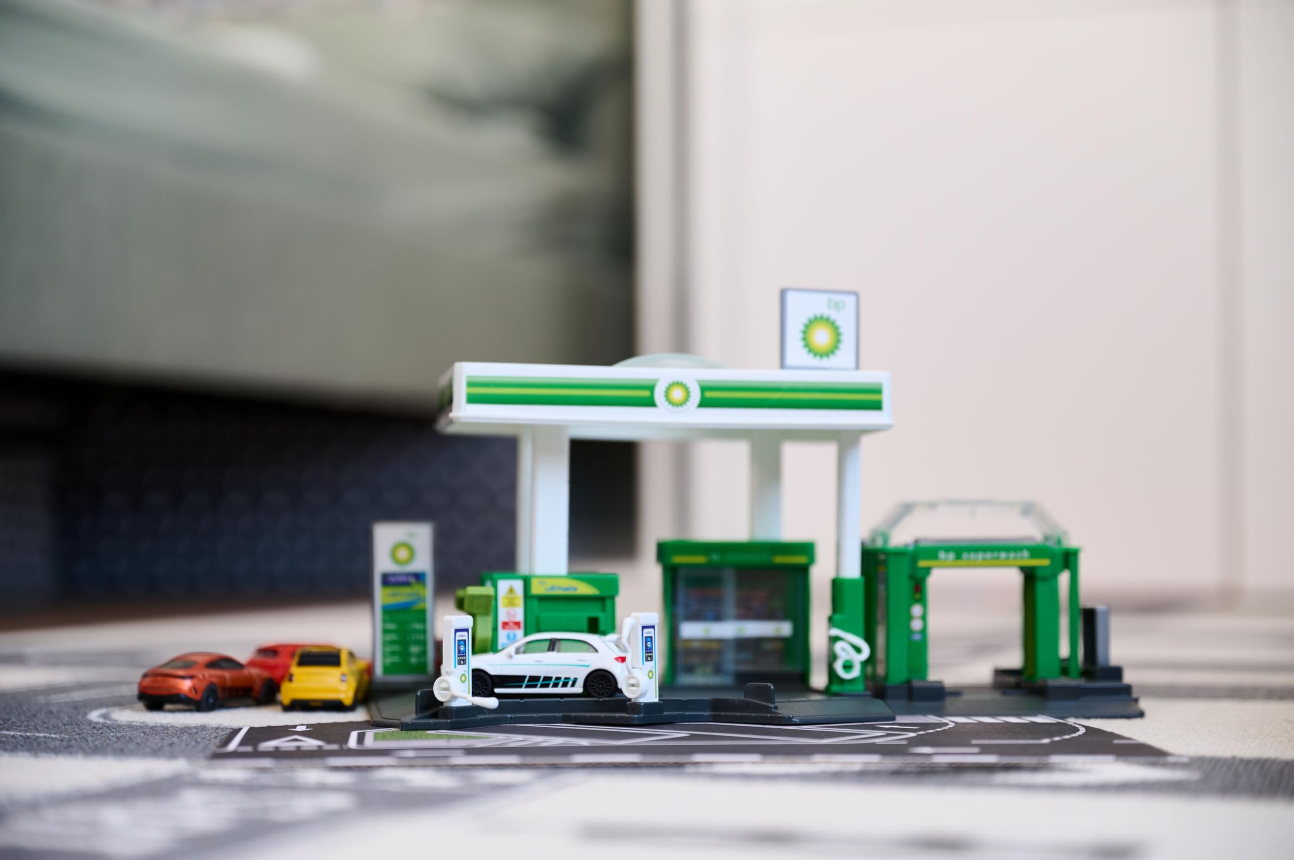 Majorette 8502006001 Stacja benzynowa BP z autkiem oficjalnie licencjonowana przez IVECO; szerokość 35 cm