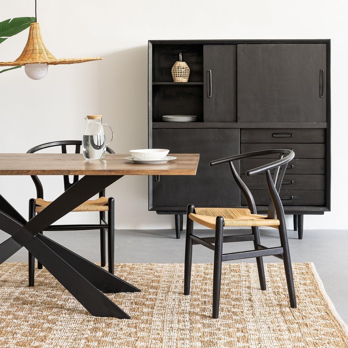LOLAhome - Pack de 4 sillas de Comedor Ming de Madera de Olmo Color Negro con Asiento de Cuerda de Fibra de Papel en Tono Natural