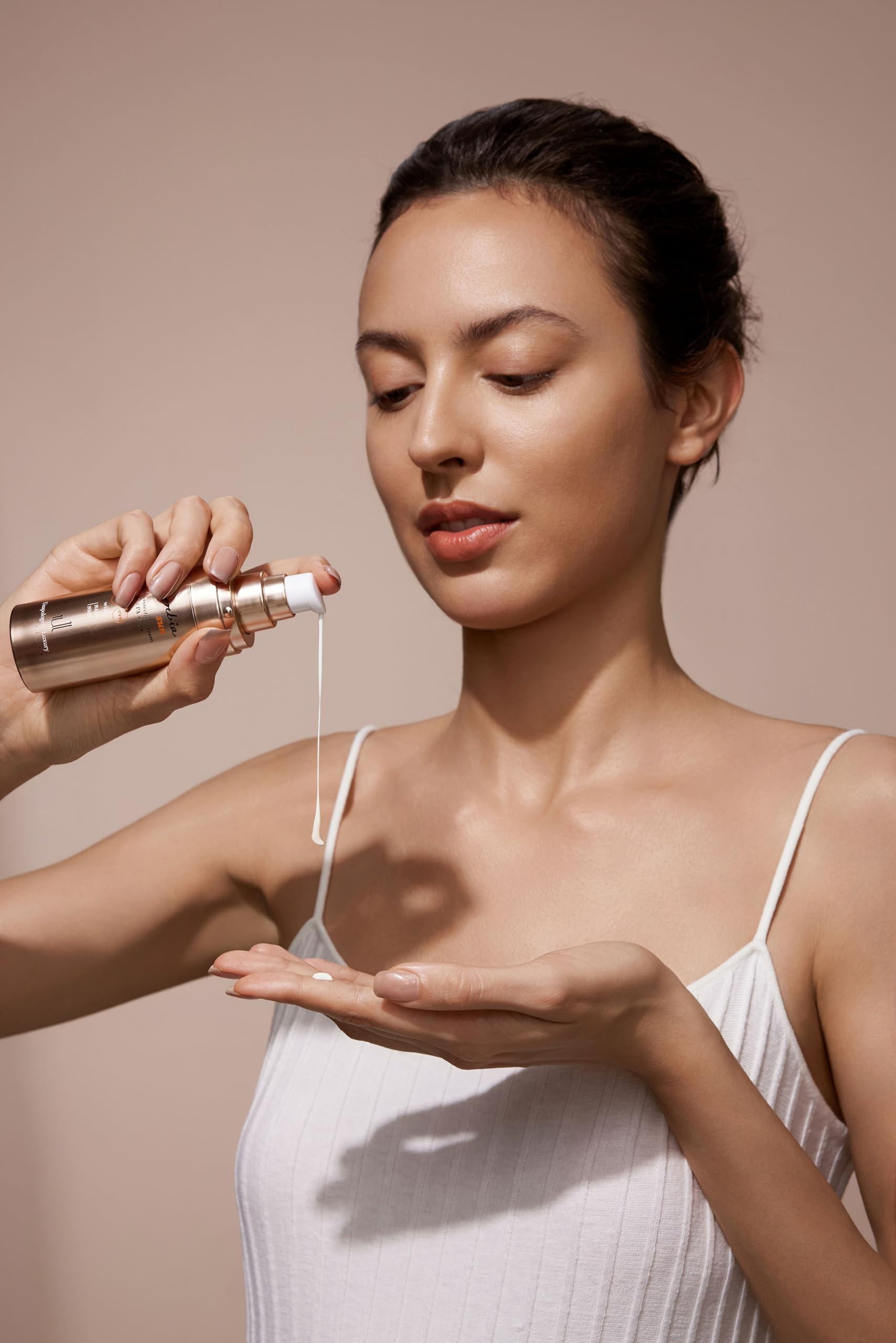 Soberbia Sun SPF 50+ Unapologetic Luxury – Crema Antiedad Global y Protector Solar Facial con NAD+ y NMN | Protección UVA/UVB, Luz Azul y Polución | Tecnología Airless, 30ml