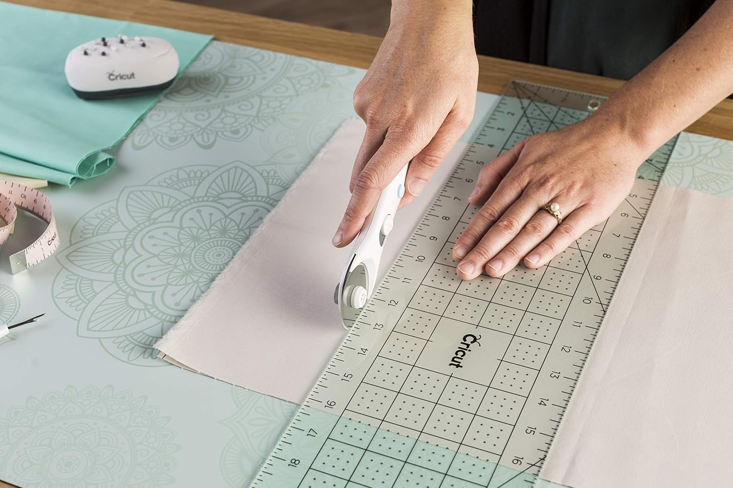 Cricut Rotary Cutter - Rotary Cutter for Fabric, Sewing and Quilting Projects - Compatible For Both Right- and Left-Handed Use - [45mm]