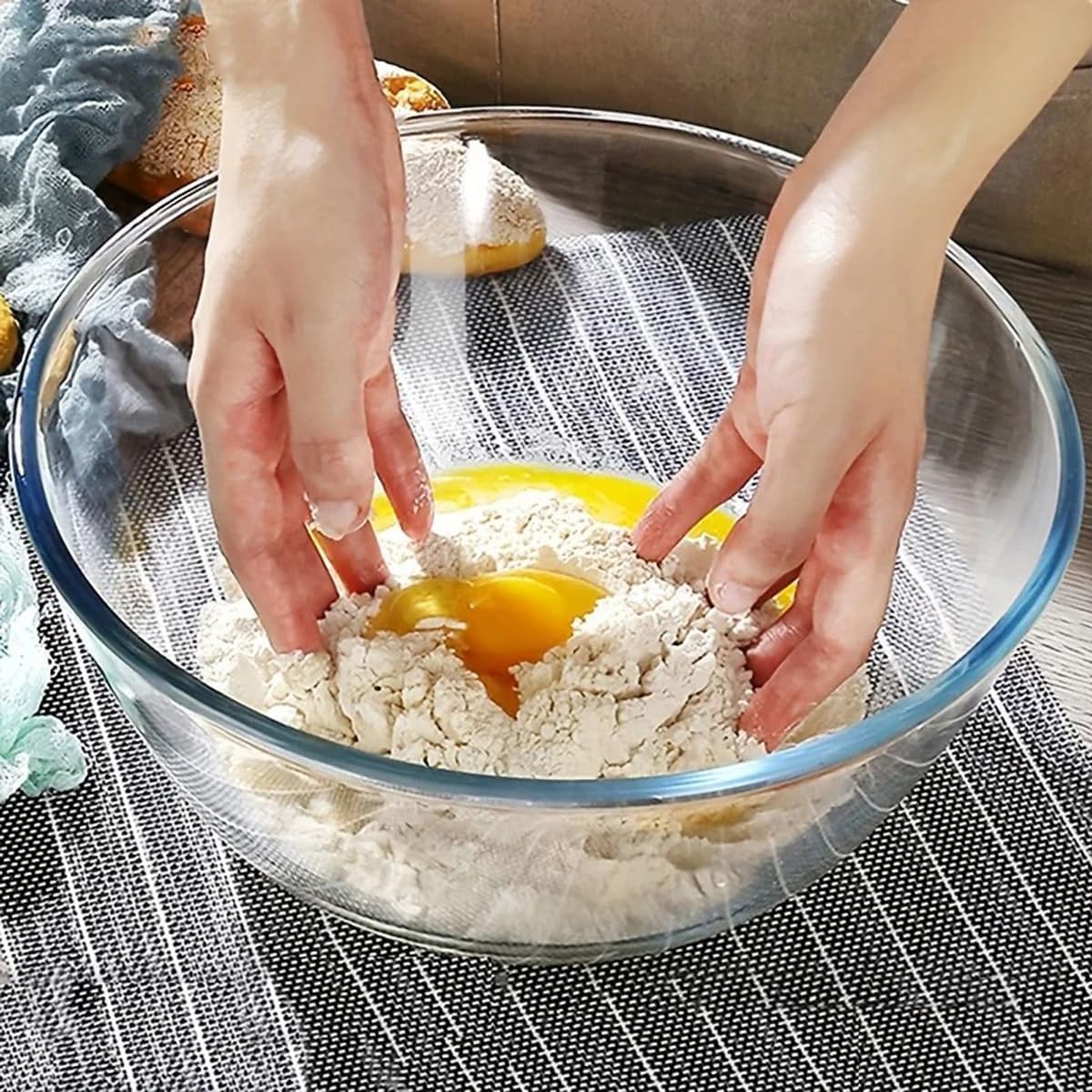 1PCS Round Glass Mixing Bowl, Clear Glass Salad Bowl Dessert Centerpiece Serving Bowls for Mixing Salad or Cereal, Laying Ice Cream, Fruit, Compatible for Microwave & Dishwasher, 10.62×4.72in