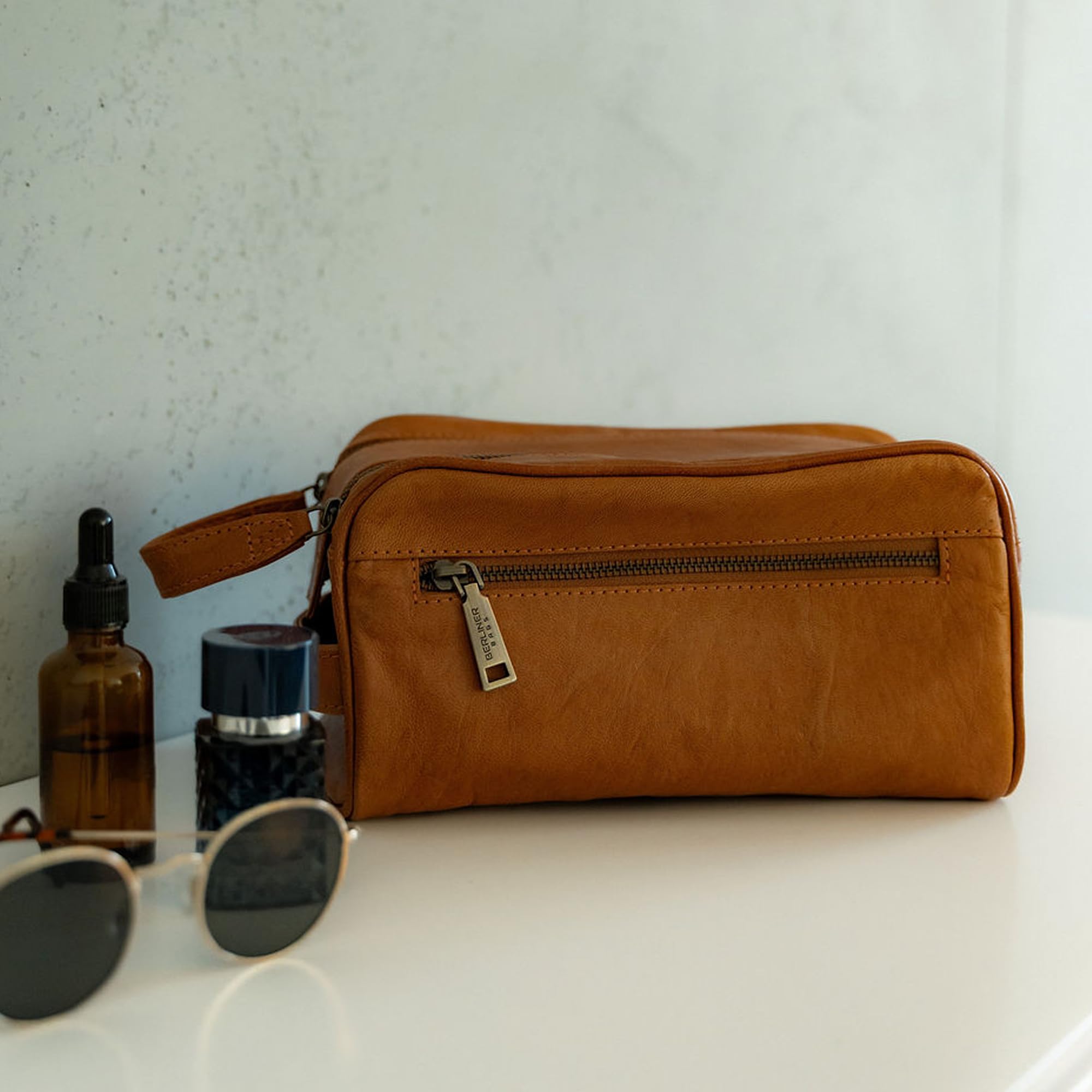 Berliner Bags Trousse da Viaggio Tim M in Vera Pelle, Beauty Case e Borsa da Toilette con Zip, Unisex – Marrone