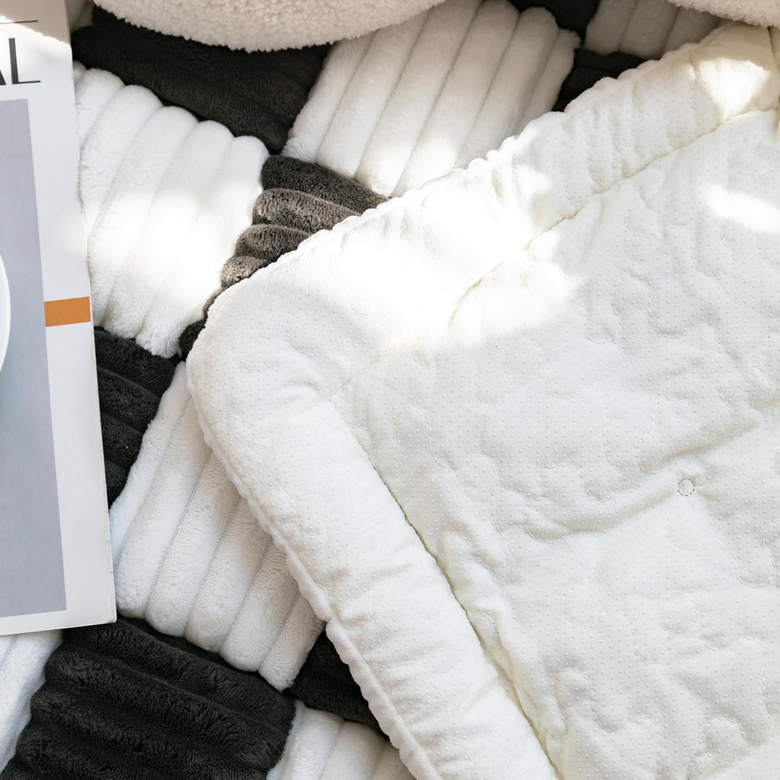 OKYUK Letto per Cani, Super Confortevole Cestino per Cani, Divano per Cani, Copridivano, Lavabile a Mano, Antiscivolo, Adatto per Cani (Nero a quadri, L 90 x P 90 x H 13 cm)