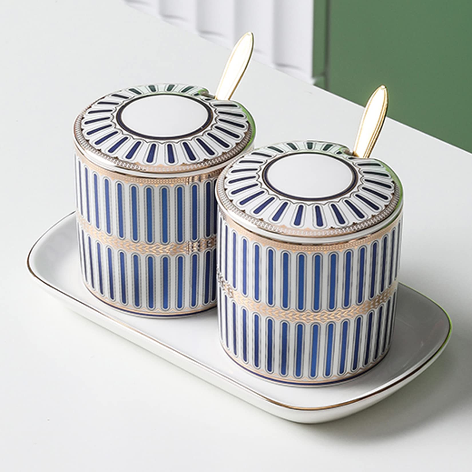 Pots à épices en céramique de Peinture colorée, contenants d'épices de Luxe légers, Pots de Condiments de sel de Cuisine et de Sucre avec couvercles, cuillères et Plateau,Blue/Set of 2