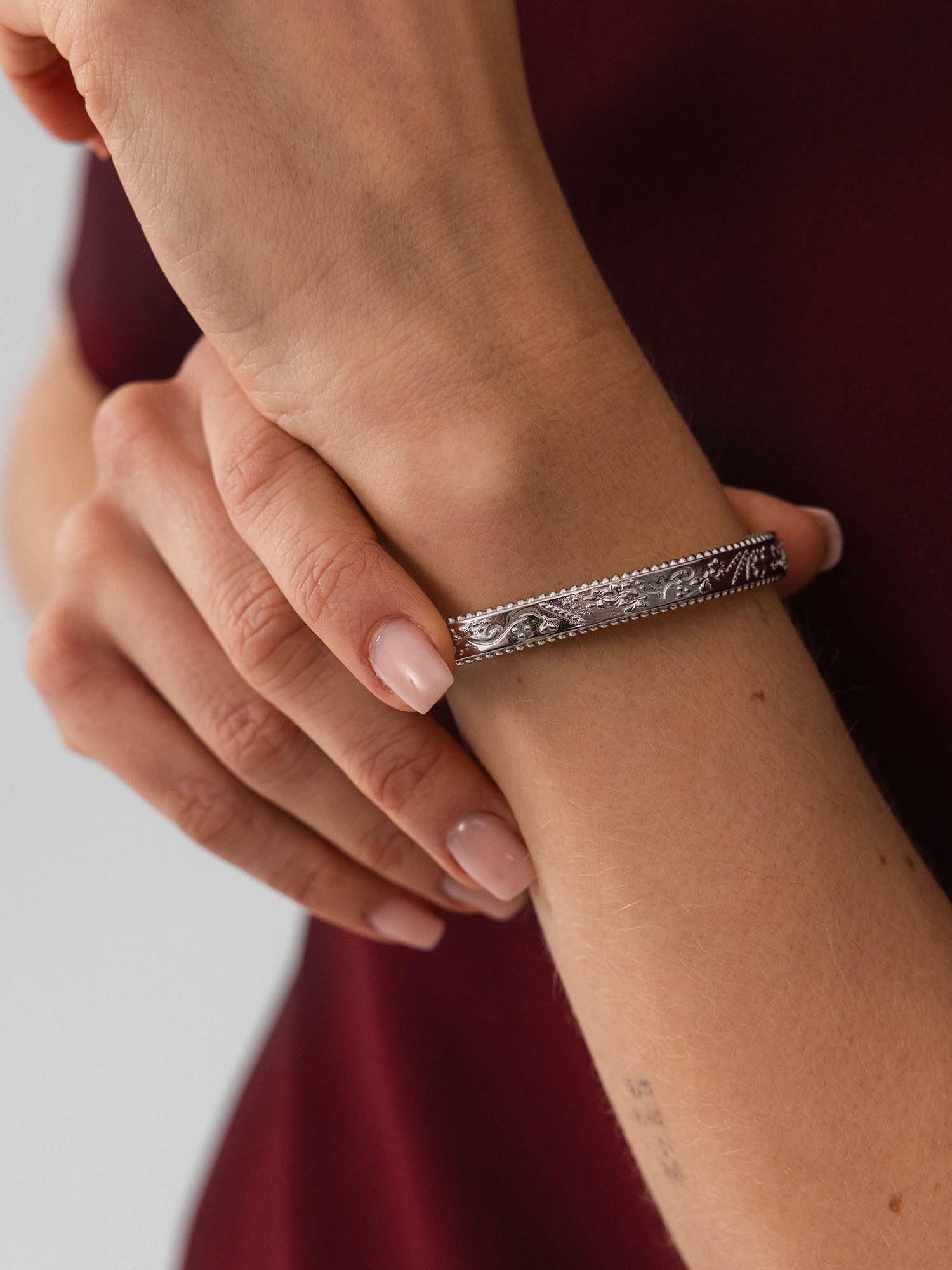 Purelei Vintage Love Armreif – wasserfest & verstellbar | Strukturierter Armreif mit Aloha-Muster aus Edelstahl & 14K/18K Vergoldung | Statement-Piece mit Vintage-Charme