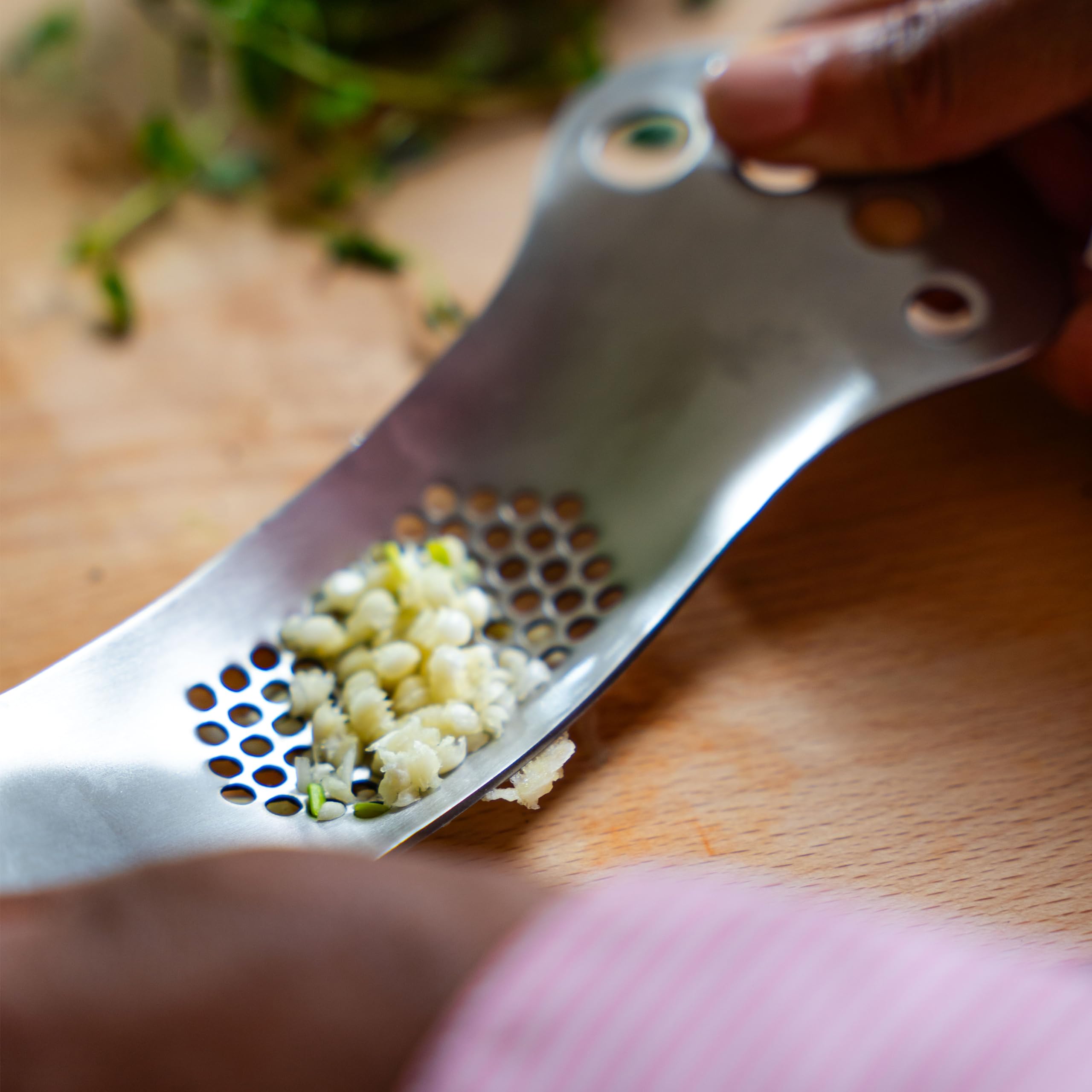 Tala Prensa de ajo y pelacables de hierbas, acero inoxidable de alta calidad, fácil de limpiar, sin desperdicios de ajo, preparación de alimentos esencial