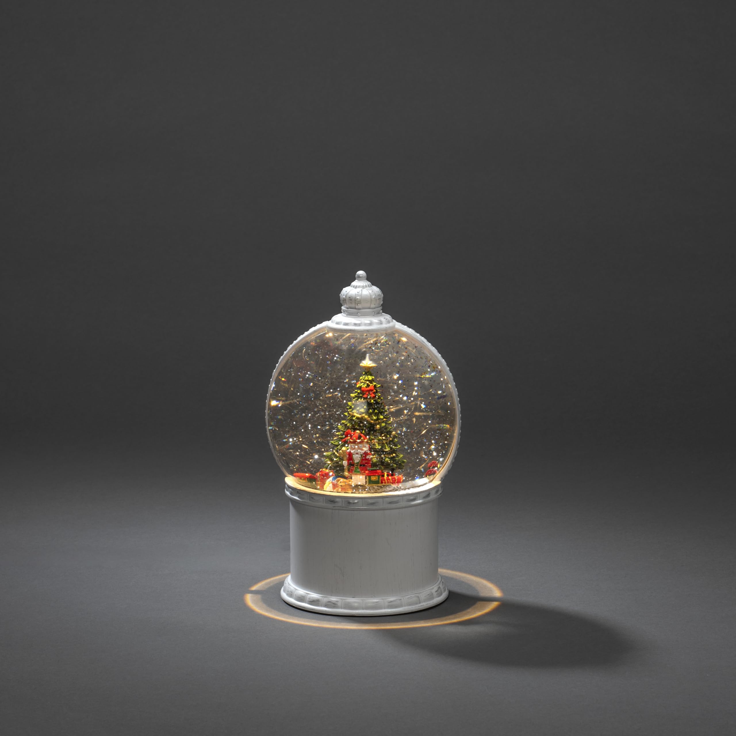 Konstsmide Boule à neige de Noël avec minuteur, décorations rotatives, alimentation USB ou batterie, casse-noisette et jouets scène de Noël