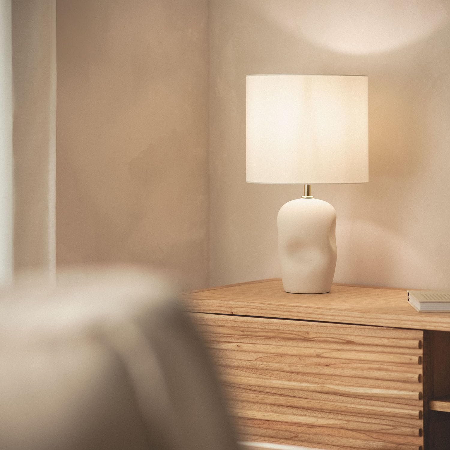 LEDKIA Lámpara de Mesa Cerámica y Tela Barta Blanco