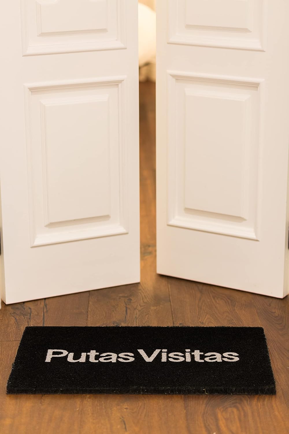 Fisura – Felpudo Moderno de Coco con Base Antideslizante de PVC. Felpudo Original Pintado a Mano. Medidas: 70 cm x 40 cm. (Putas visitas, Negro)