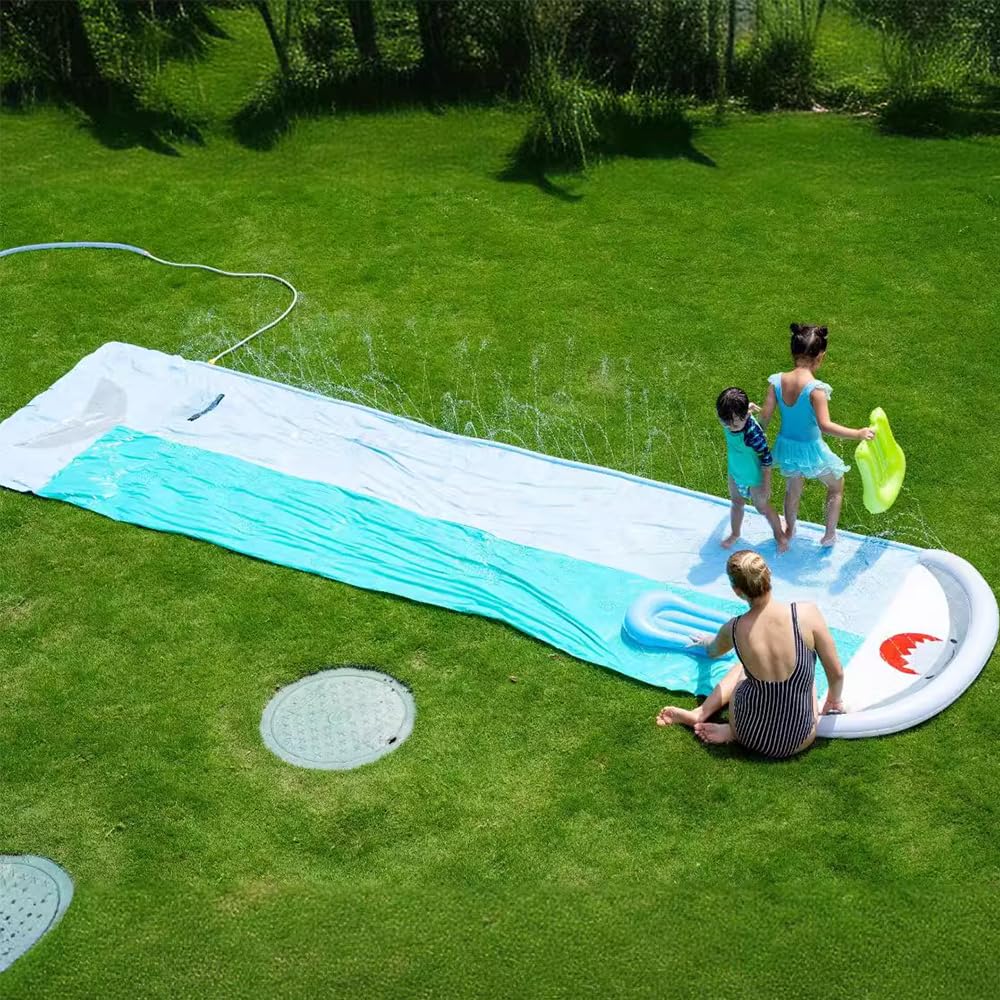 Wasserrutsche Garten 550x145cm aufblasbar mit 2 Bodyboards eingebautem Sprinkler Hai-Stil