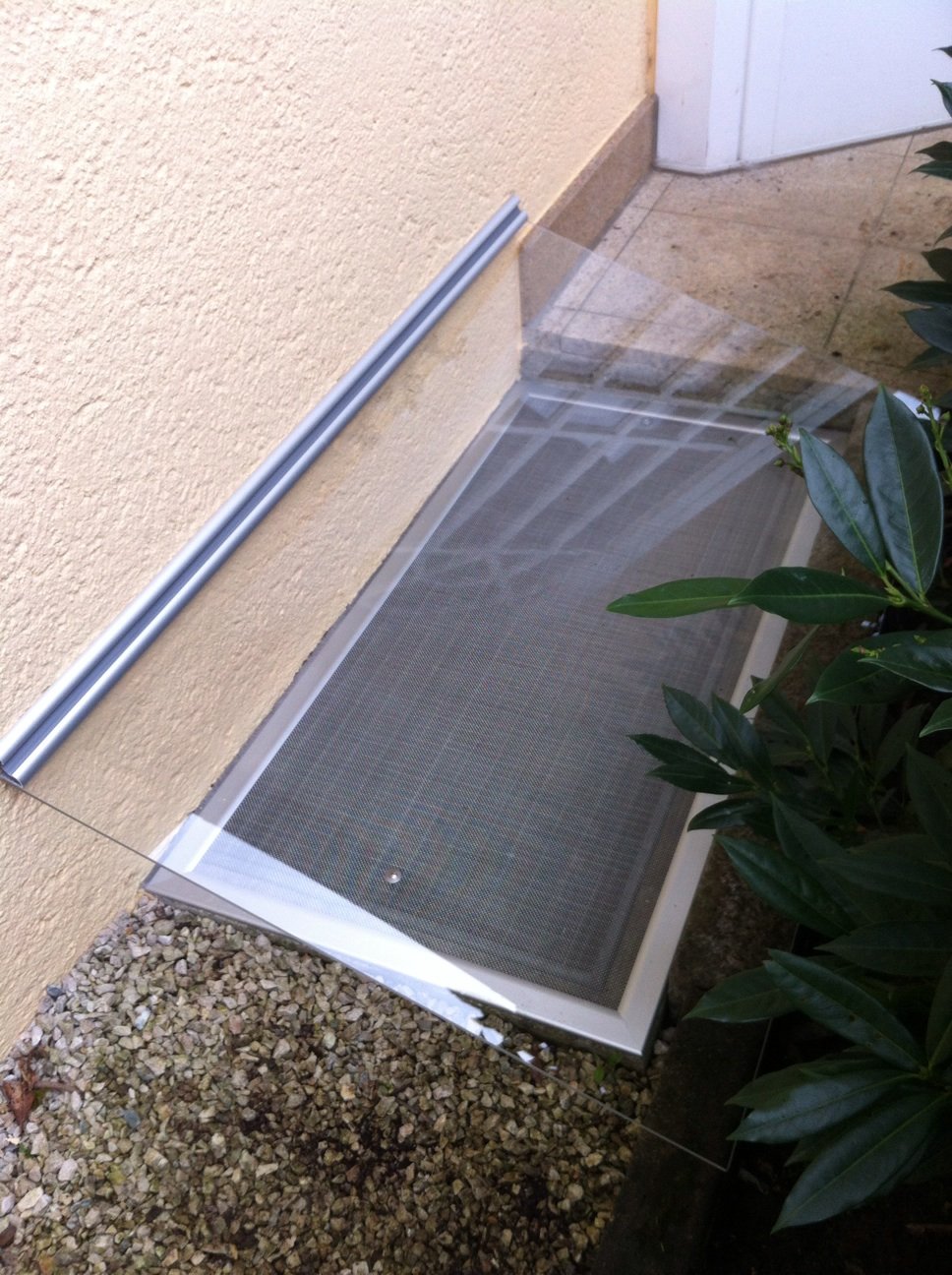 Lichtschachtabdeckung/Kellerschachtabdeckung/Regenschutz aus Acrylglas aufklappbar AcrySwing 110x55