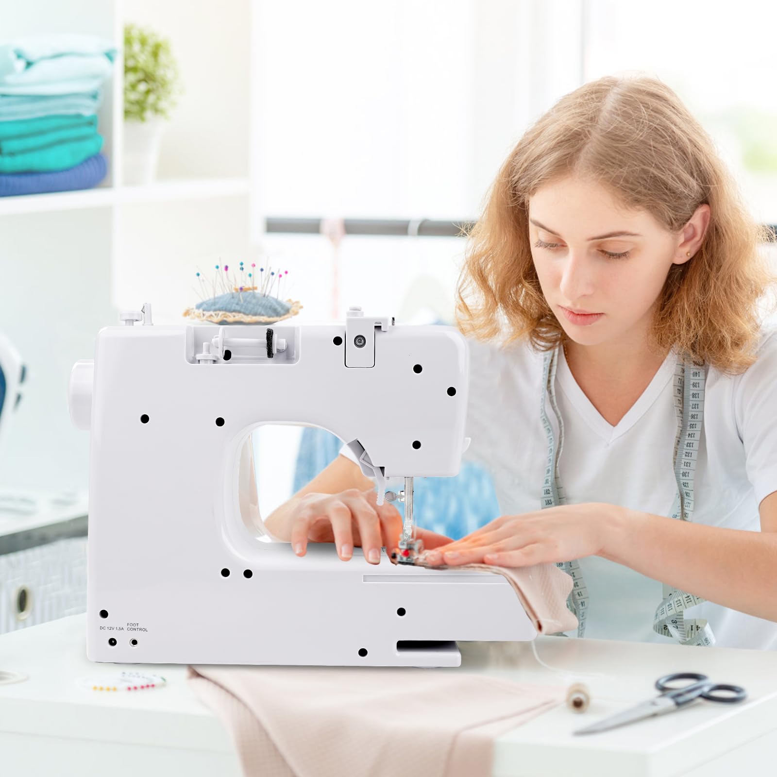 Mini elektryczna maszyna do szycia, 45 szwów, wielofunkcyjna domowa maszyna do szycia z podwójną igłą, wolne ramię, światło LED i przechowywanie akcesoriów, 31x23x14cm