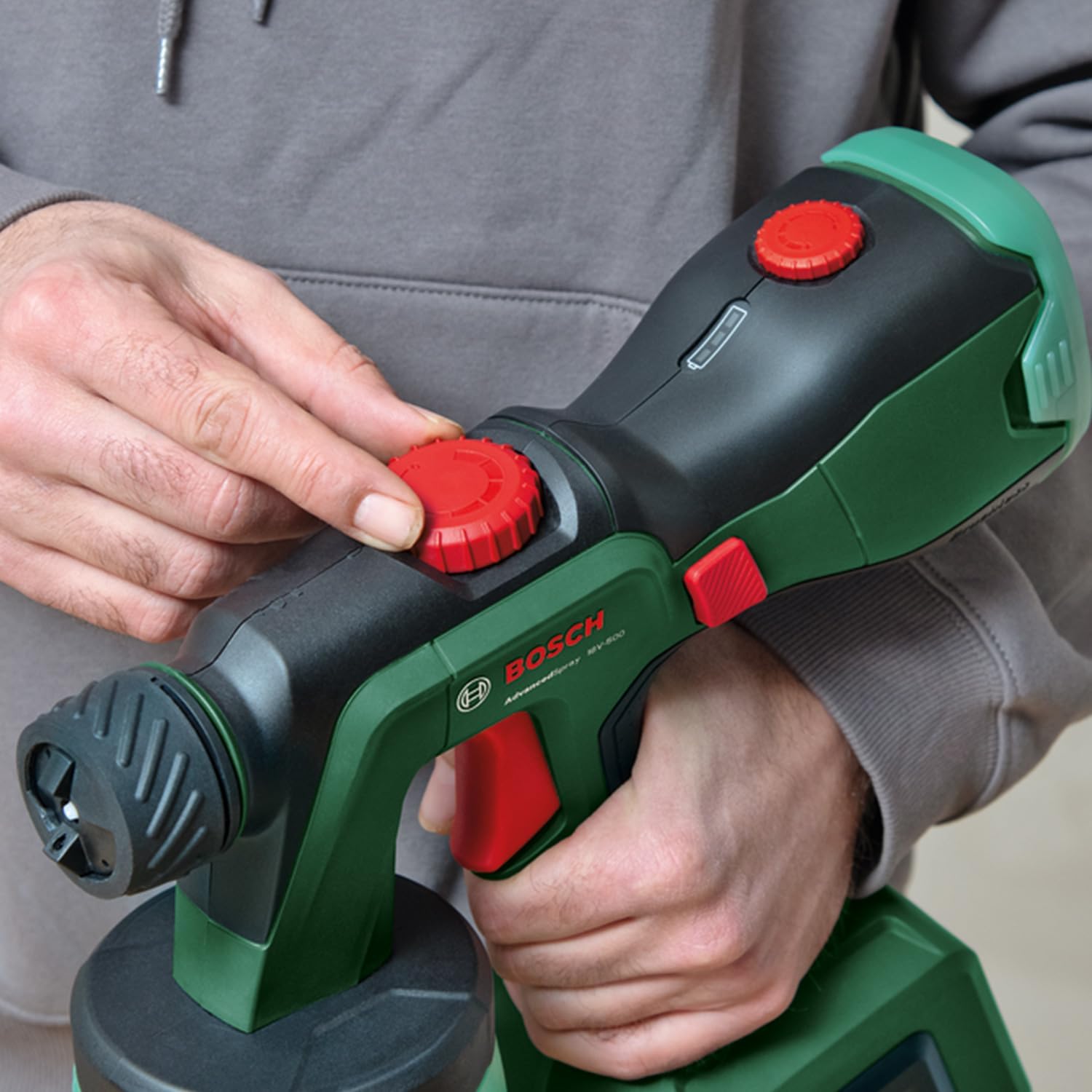 Adjusting the dial on the Bosch AdvancedSpray 18V-500
