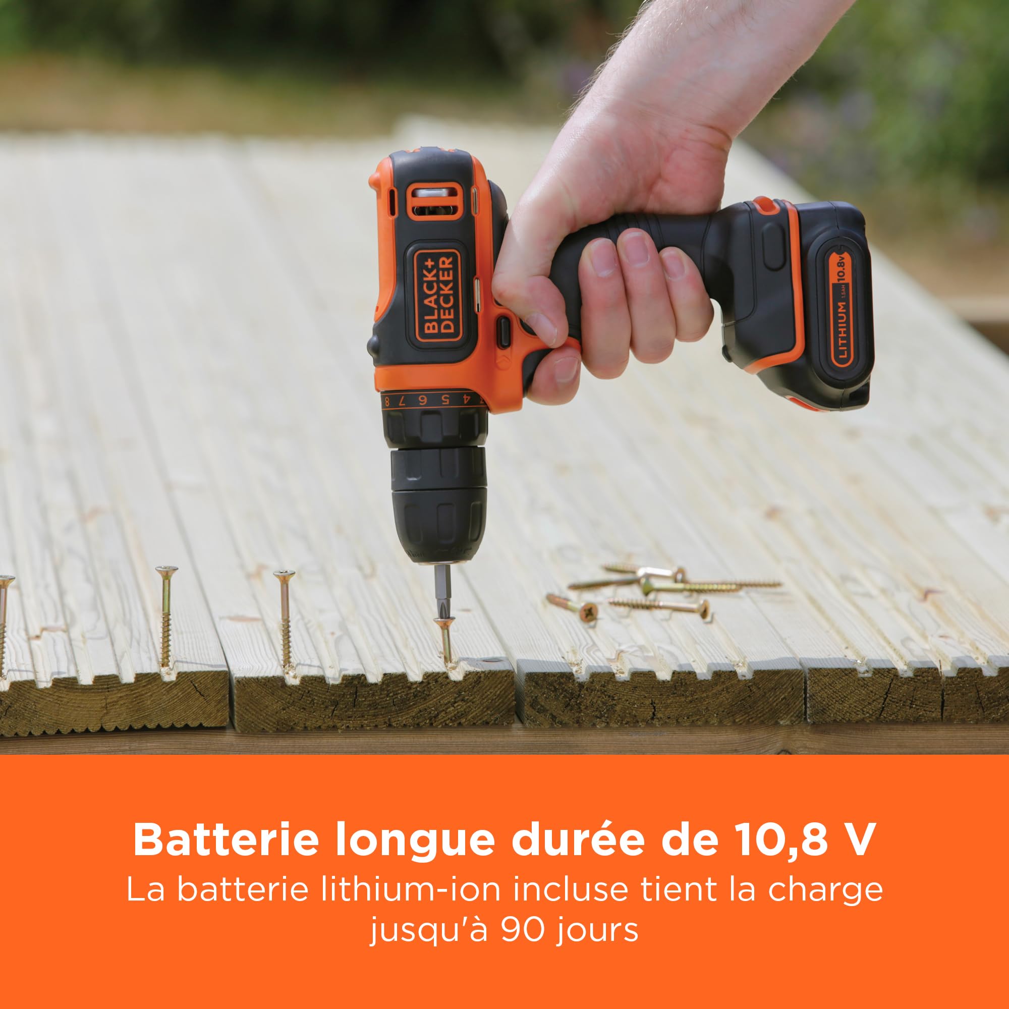 BLACK+DECKER Perceuse sans fil ultra-compacte avec lampe de travail LED, batterie Li-Ion 10,8 V et chargeur, BDCDD12-QW