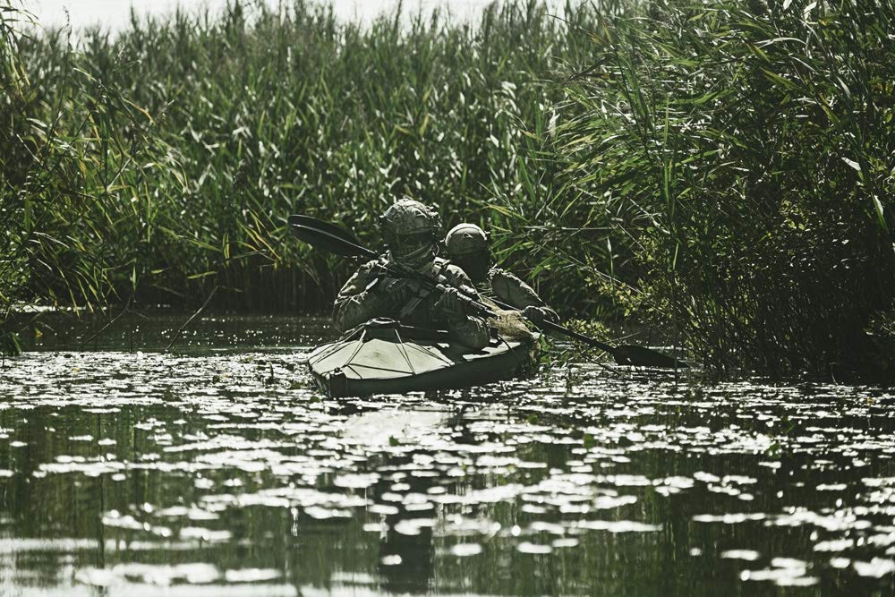 Spec ops in the military kayak póster impreso por Oleg Zabielin/imágenes en stock (17 x 11)