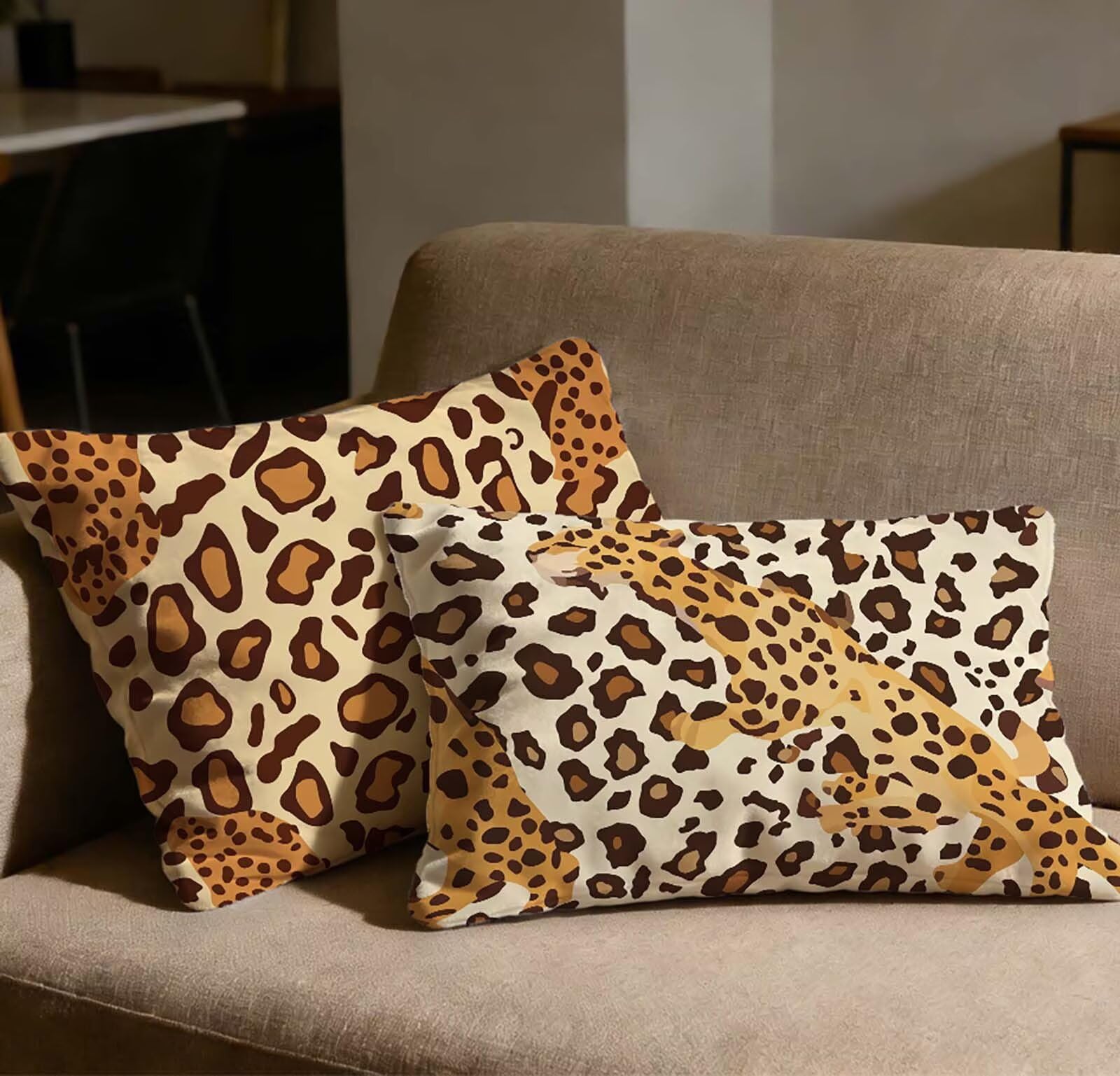 Housse de coussin léopard en velours pour décorer le canapé du salon