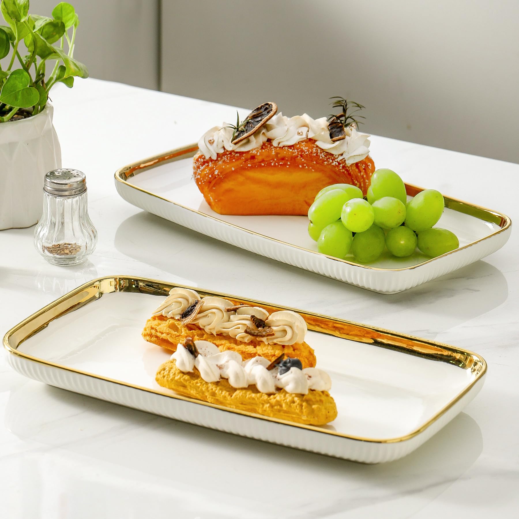 LETAOTAO Talerze do serwowania, ceramiczne talerze do serwowania, zestaw 4 sztuk, 30 cm, prostokątne tace do serwowania, naczynia na imprezę, do zabawy, białe talerze obiadowe ze złotym wykończeniem