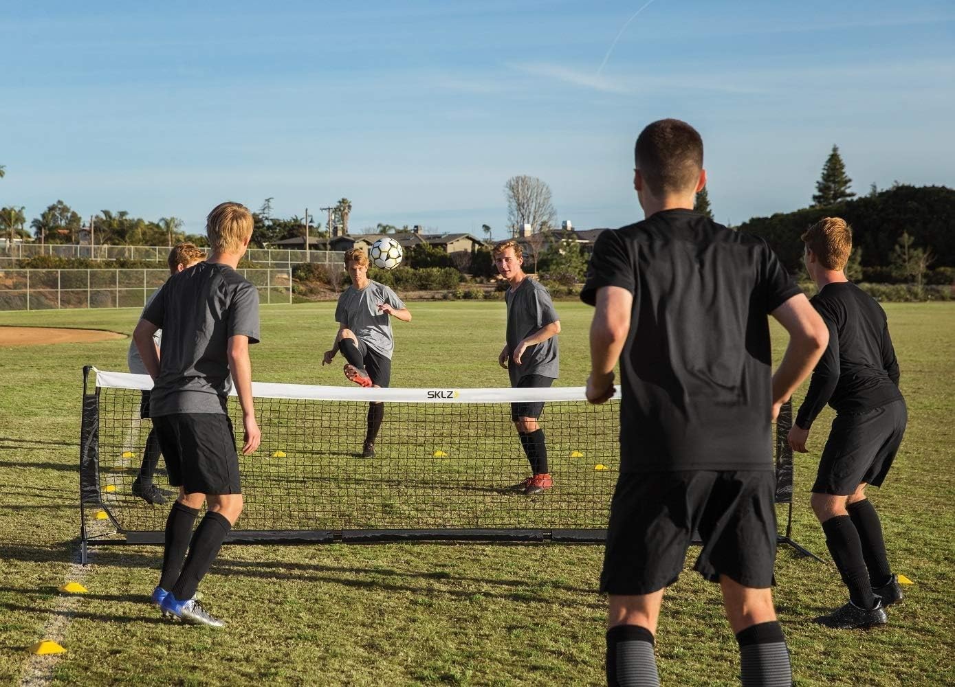 SKLZ Rete da Volley per Calcio,Strumento di Allenamento Divertente e Efficace,Rete Larga 365 cm,Altezza Regolabile 61-91 cm,Ideale per Migliorare Controllo e Tecnica,Colore Alta visibilità - Blu