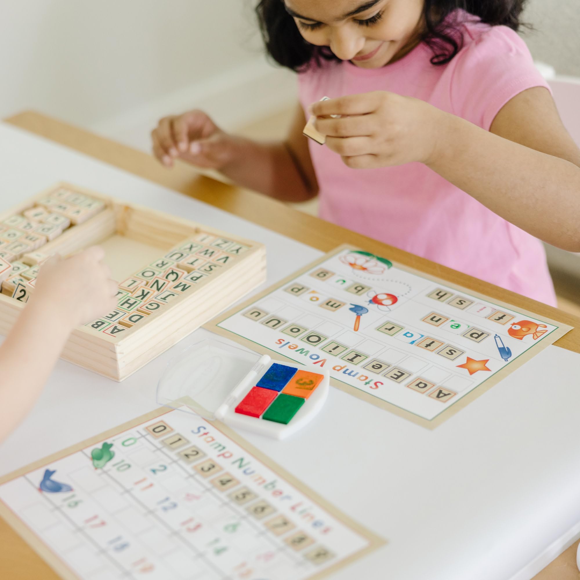 Melissa & Doug - Zahlen und Buchstaben Stempelset mit 71 Holzstempeln, Stempelkissen und Übungsblock, Für Kinder ab 4 Jahren