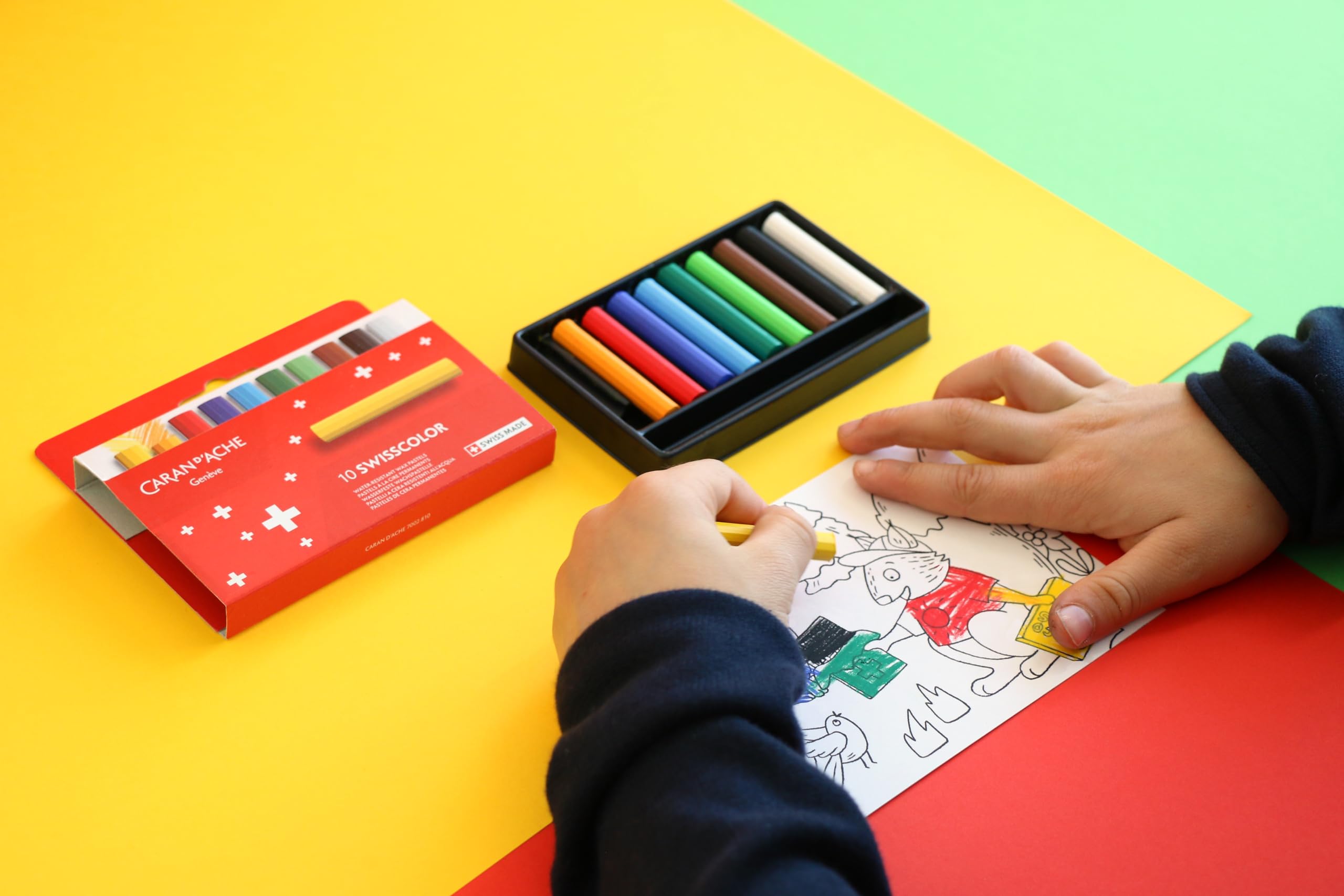 Caran d'Ache Swisscolor 3000.223 Kit de voyage en métal rouge avec système de fermeture en métal et poignée en plastique blanc