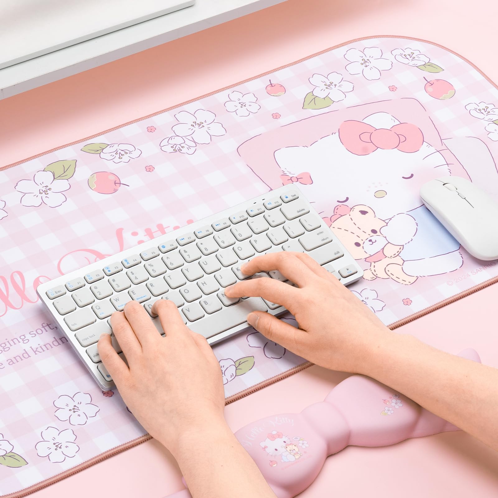 Set de Alfombrilla y Reposamuñecas Kuitmor Anime Kawaii - Alfombrilla de Escritorio Antideslizante con Reposamuñecas de Lazo y Espuma Viscoelástica para Teclado y Ratón, Ideal para Gaming y Oficina en