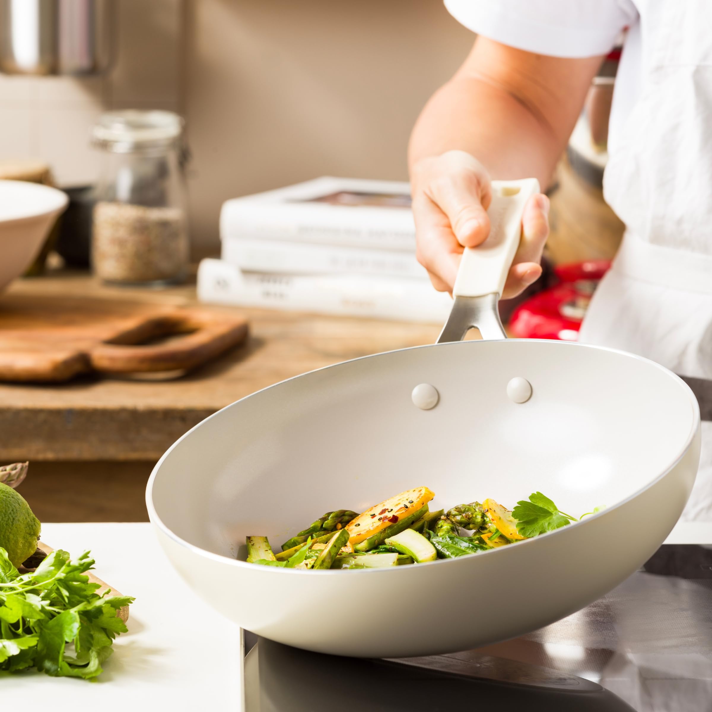 KitchenAid Aluminium Wok Ceramica Antiaderente, 28 cm/3,69 L, Senza PFAS, Compatibile Induzione, Manico Acciaio Inox, Adatto Forno, Lavabile Lavastoviglie, Crema