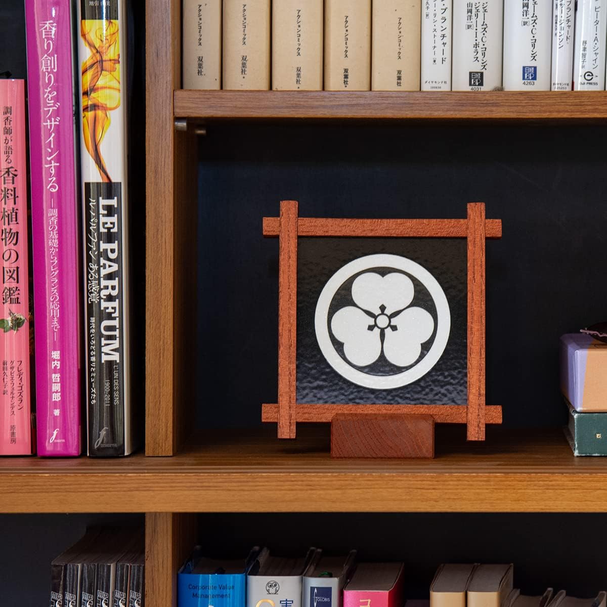 Amazon.co.jp: ［丸に違い鷹の羽］組子細工の家紋パネル（14×14×6cm