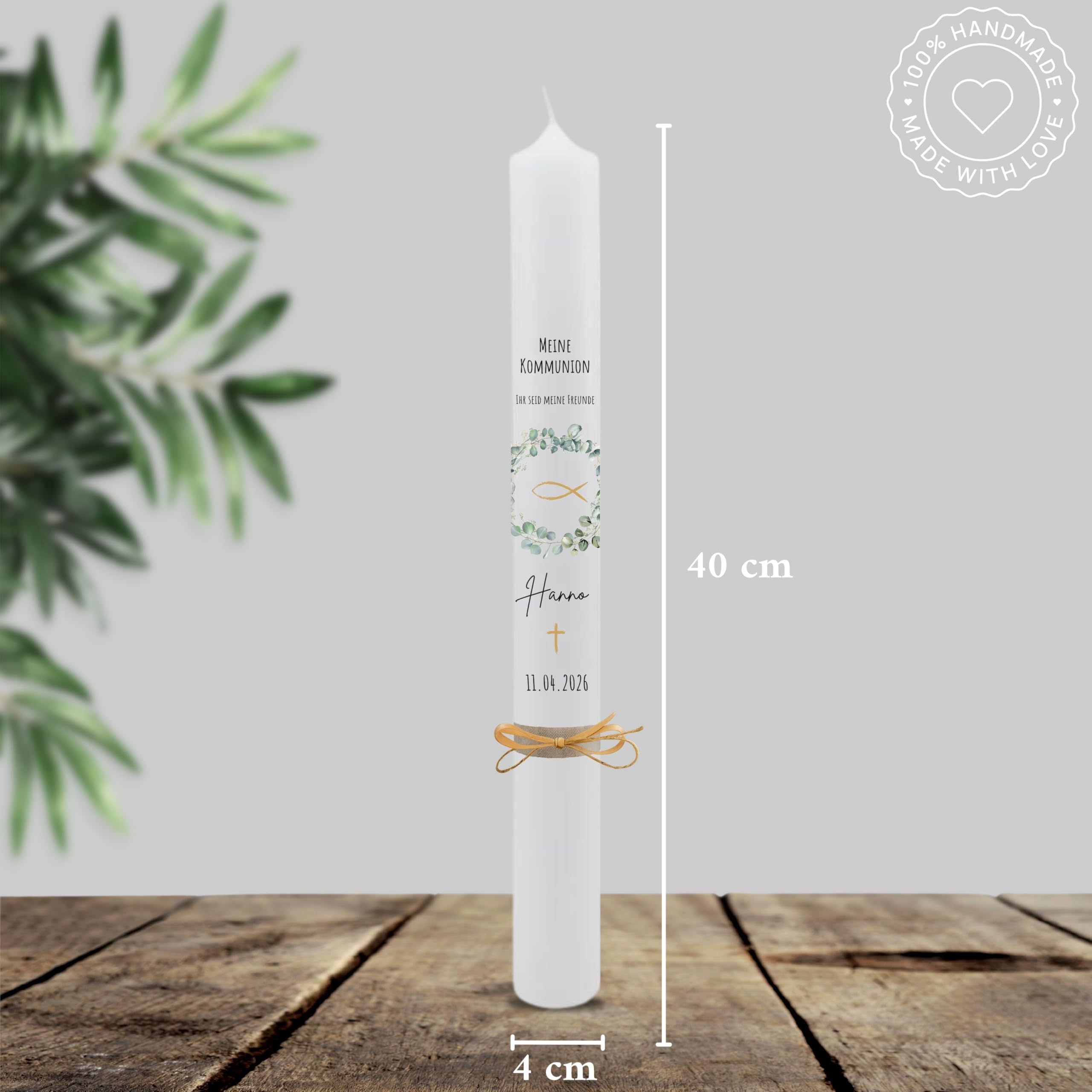VILLA ROSA LOTTA – Personalisierbare Kommunionkerze „Hanno“ mit Wunschdaten, Rückseite und Holzbox | Eukalyptus Kranz und Spruch | 40 cm x 4 cm | für Jungen und Mädchen | Altarkerze elfenbein