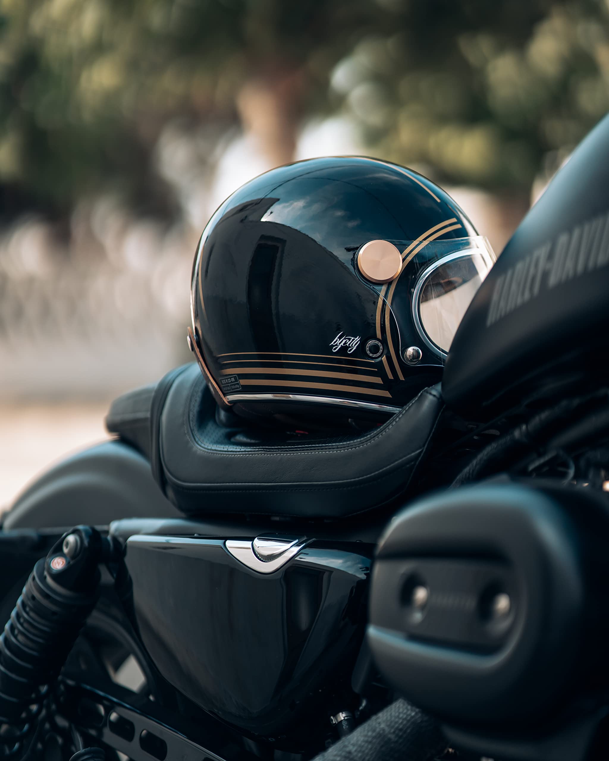 BY CITY | Casco Moto Roadster II Gold Black Unisex | Carcasa o Calotta de Fibra | con Visor Inyectado y Ventilaciones | Interior Desmontable y Lavable | Estilo Clásico o Retro