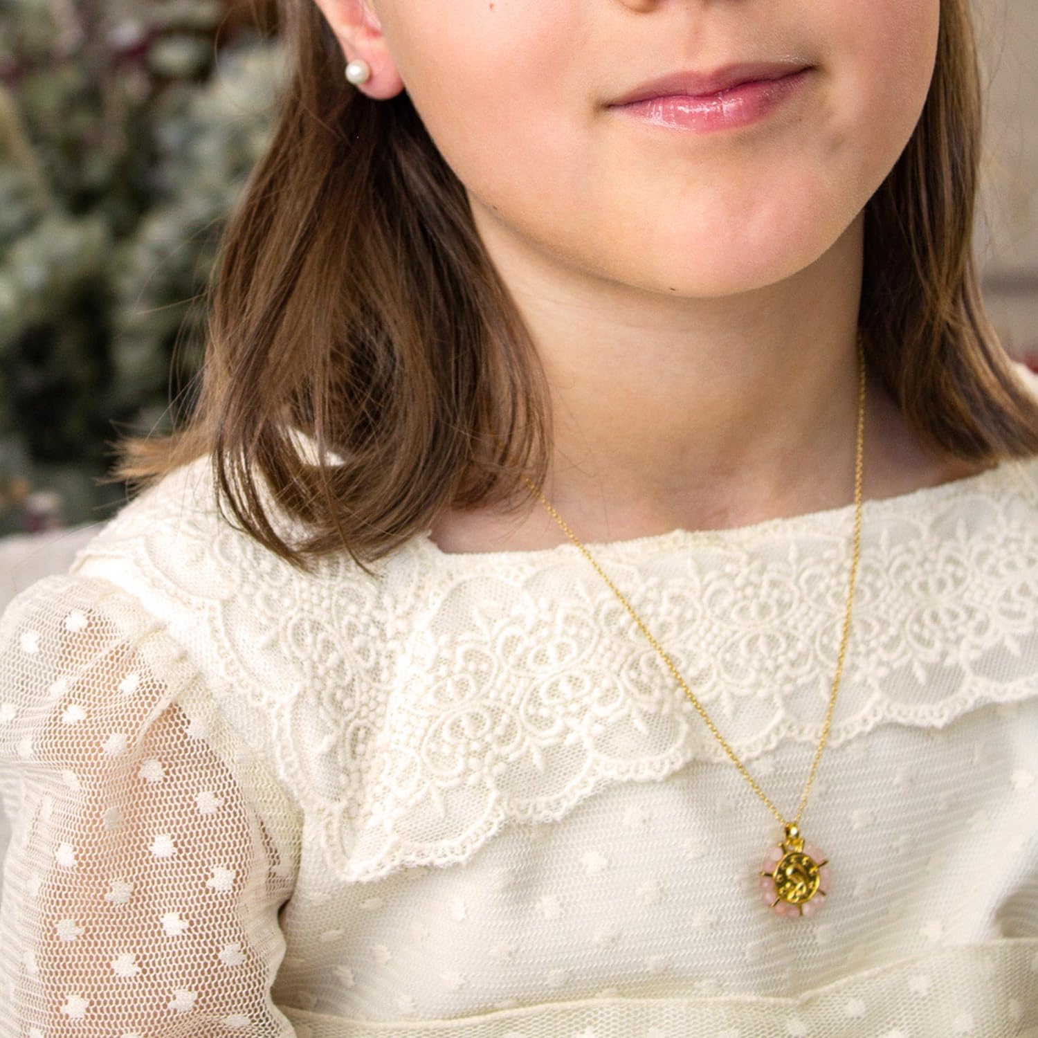 Collar medalla virgen niña bordeada de piedras naturales - Religioso