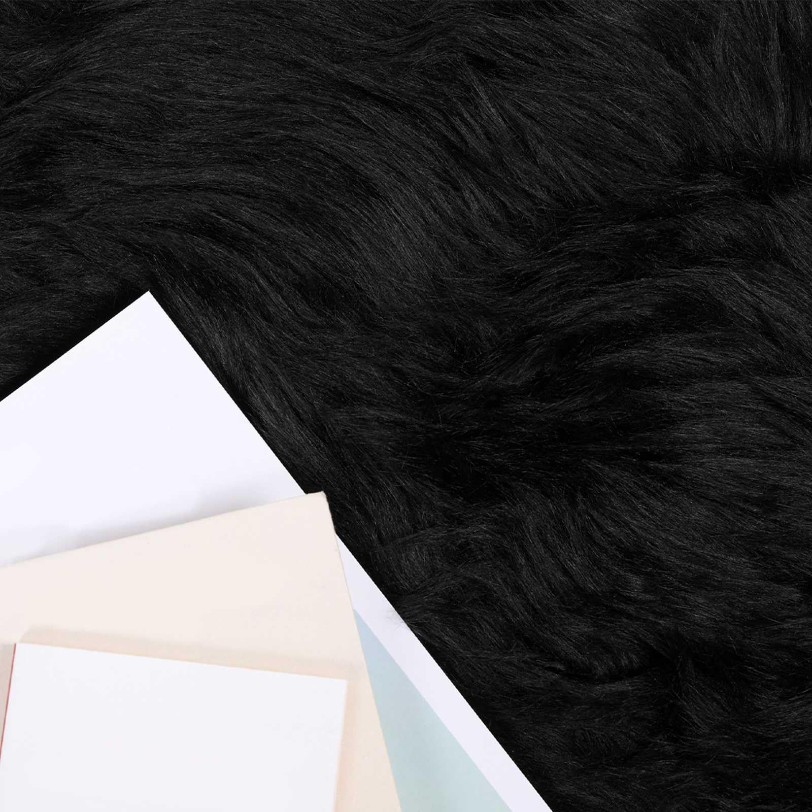 Kunstschaffell Teppich TAFALLA Schwarz 80x200 cm - Flauschiger Kunstfell Läufer für Wohnzimmer und Schlafzimmer - Weicher Hochflor Teppich aus Polyester - Gemütliche Wohndeko
