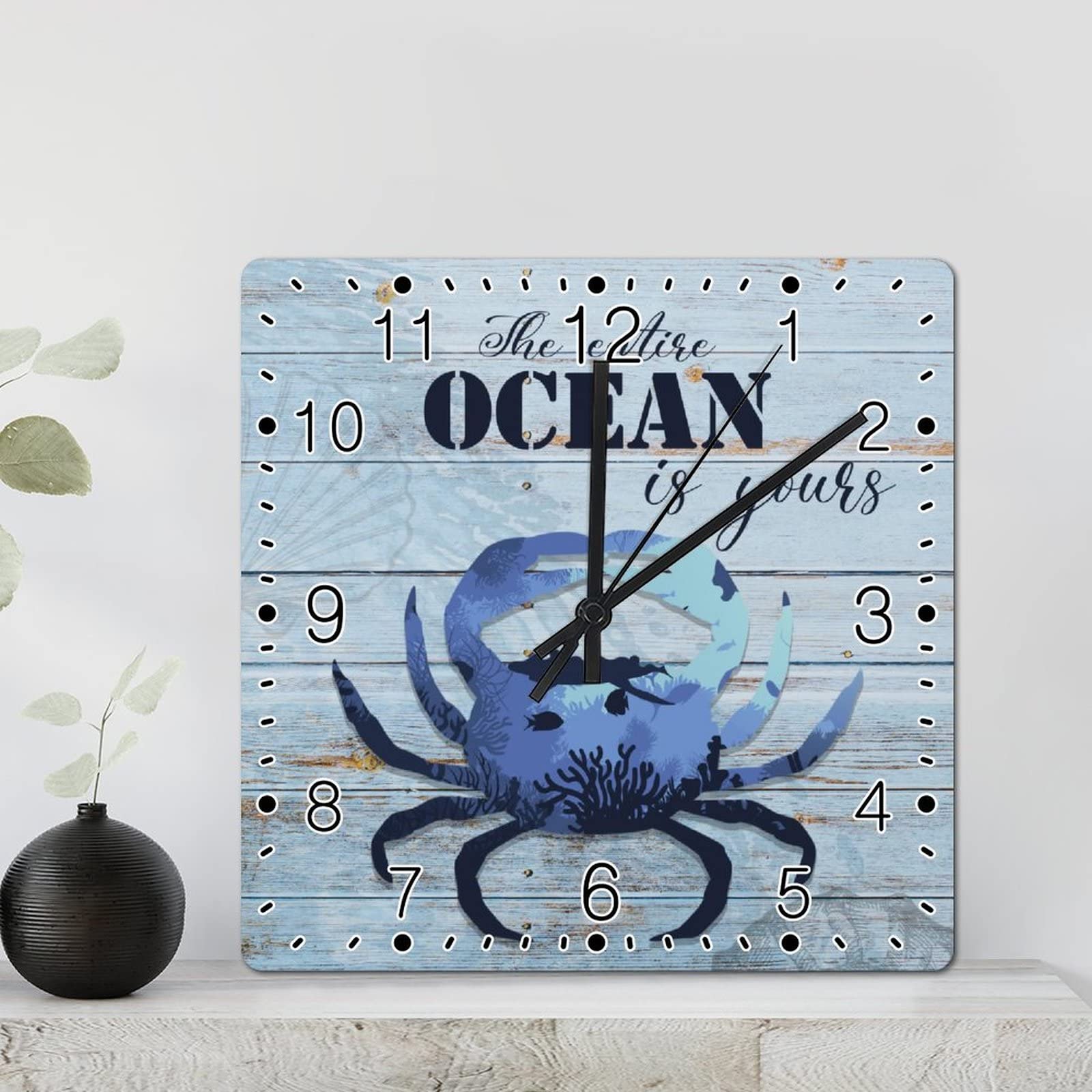 Horloge murale carrée en bois pour instaurer le calme dans votre salon