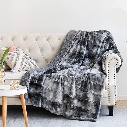 NEWCOSPLAY - Manta de piel sintética súper suave con respaldo de sherpa, manta decorativa cálida y acogedora para habitación, sofá y piso (Gruesa - disponible en Yaxa Guatemala