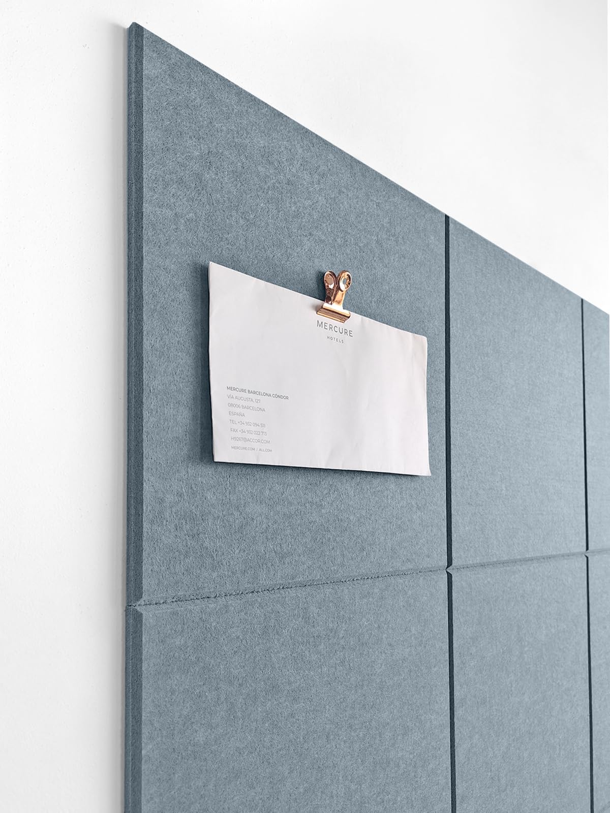 DECORITA Blaue Filz-Pinnwand, 119,4 x 88,9 cm, Filz-Wandfliesen (12er-Pack), große Kork-Pinnwand-Alternative für Büro, Zuhause und Klassenzimmer, blaue Klassenzimmer-Dekoration, Bürobedarf, Graublau