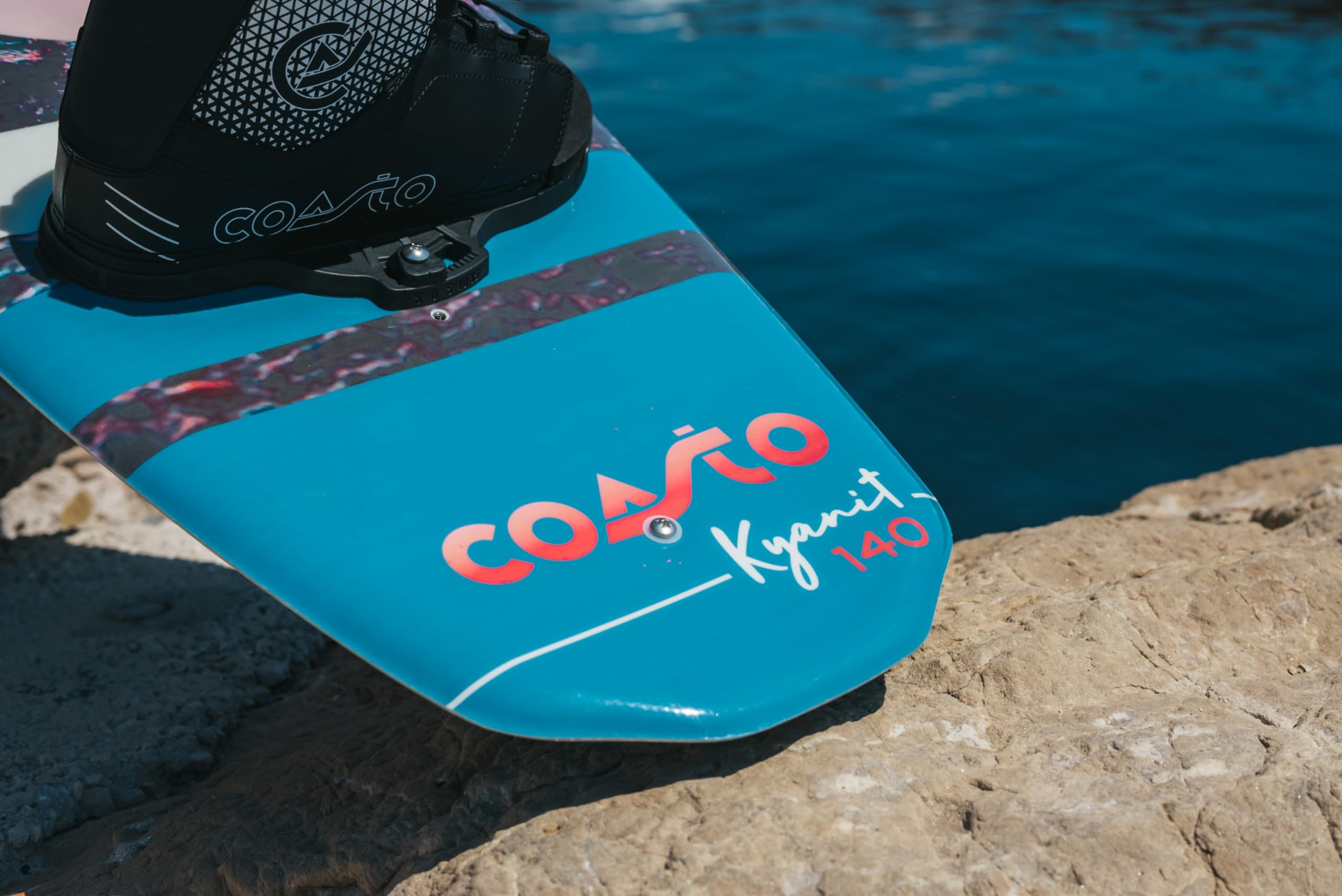 Coasto Wakeboard Kyanit 140 PB-CWKBKYANIT Planche Légère Confortable Pratique pour Tous Les Riders Tout Niveau Chausses Comprises Charge Max 90 kg 140 cm