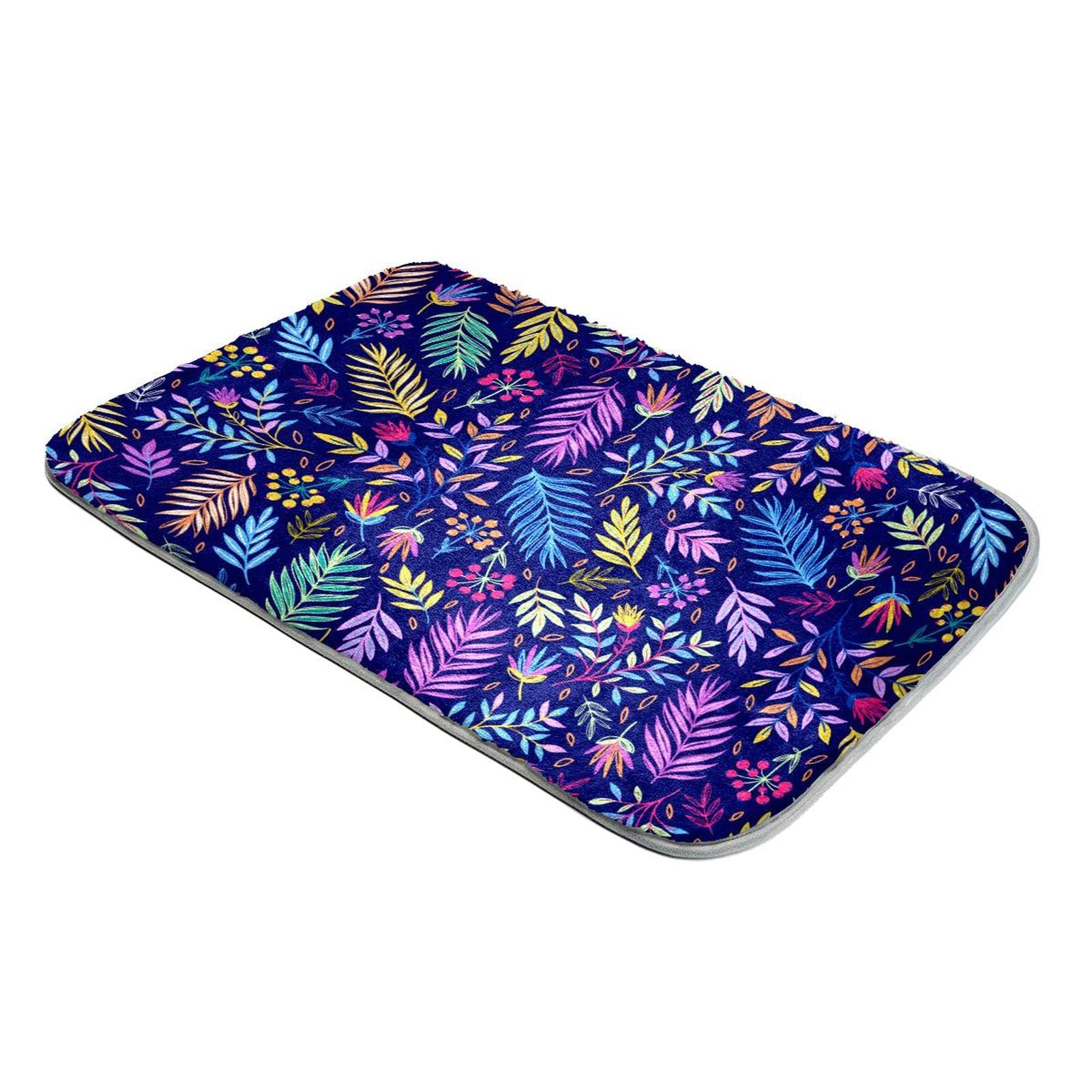 Tapis à poils longs pour créer un coin lecture cocooning avec fleurs exotiques