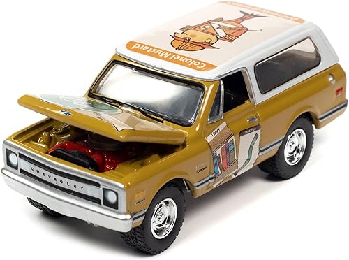 Johnny Lightning Chevrolet Blazer 1970 Amarillo mostaza con parte superior blanca (Colonel Mustard) con ficha de coleccionista de fichas de póquer