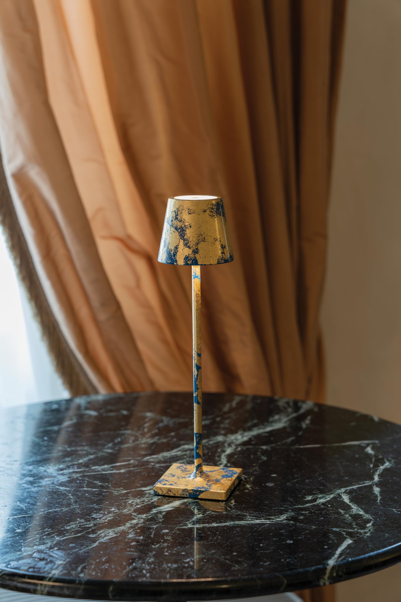 Zafferano, Lampada Poldina Micro, Lampada da Tavolo Ricaricabile e Senza Fili con Controllo Touch, Lampada da Interni, Dimmer, 2200-3000 K, Altezza 27,5 cm, Colore Blu Capri - Foglia oro craquelé