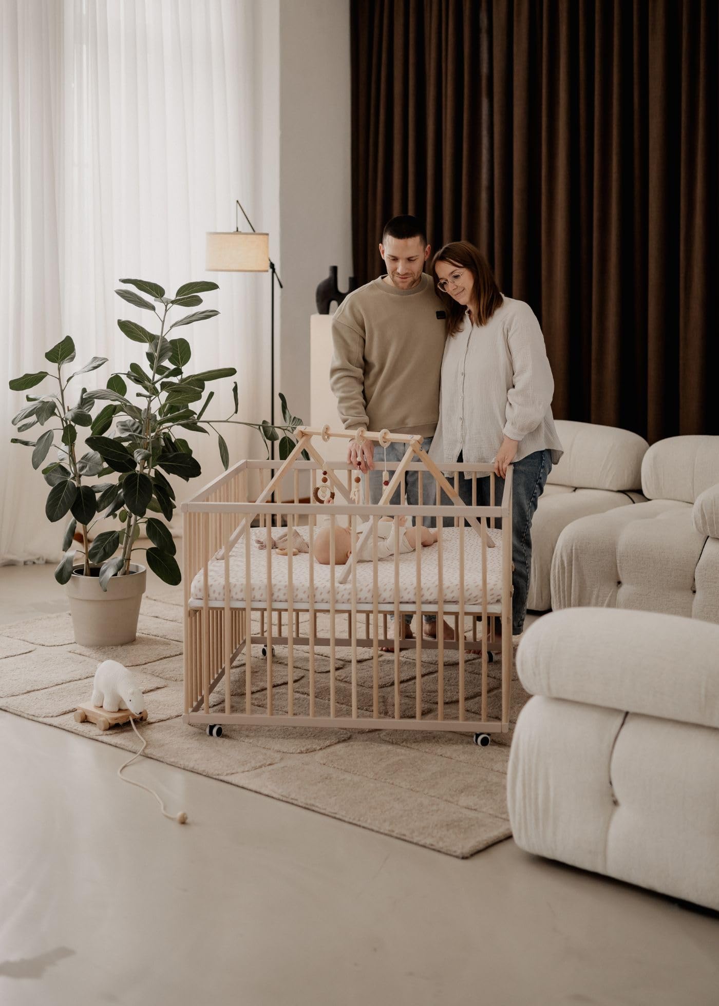 Sämann Laufstall Baby 75x100 cm mit Matratze SleepPlus und Schlupfsprossen | TÜV geprüft | stufenlos höhenverstellbar | Laufgitter Premium | Babybett aus Holz | Krabbelgitter sahara dust/natur