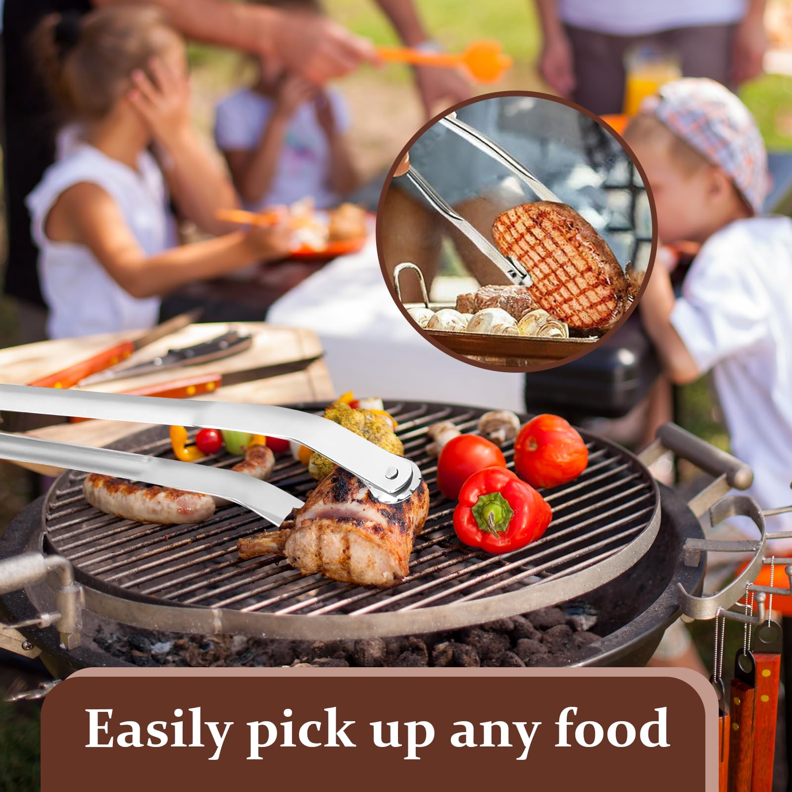 Uomo che gira la salsiccia sul barbecue con pinze da cucina. Persona che griglia in giardino. Barbecue con salsicce e pesce fritto alla griglia Foto stock
