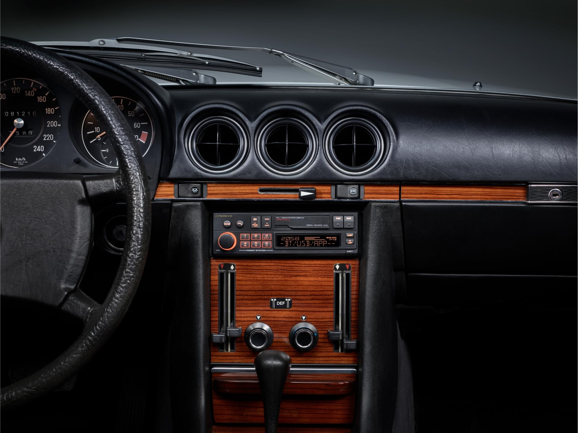 Pioneer SXT-C10PS Autoradio 1-DIN: Retro-Design mit modernster Technik, Bluetooth®, DAB+, USB, AUX, RGB-Beleuchtung, 13-Band-Equalizer, Pioneer Smart Sync App
