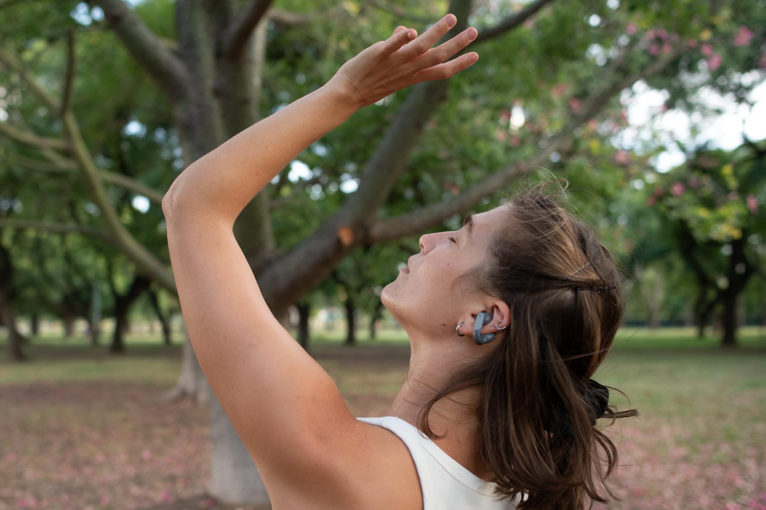 HUNE Eclipse Auriculares Open Ear Bluetooth 5.3, Conducción Aérea OWS, Diseño Clip-On Cómodo, Ajuste Seguro para Deporte y Oficina, Micrófono Dual, Multipoint, USB-C, Gris