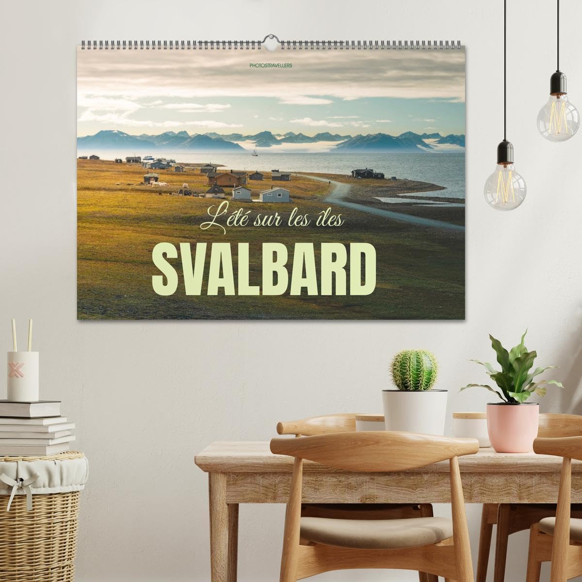 L'été sur les îles Svalbard (Calendrier mural 2026 DIN A2 vertical), CALVENDO calendrier mensuel: Glaciers, mousse et maisons colorées
