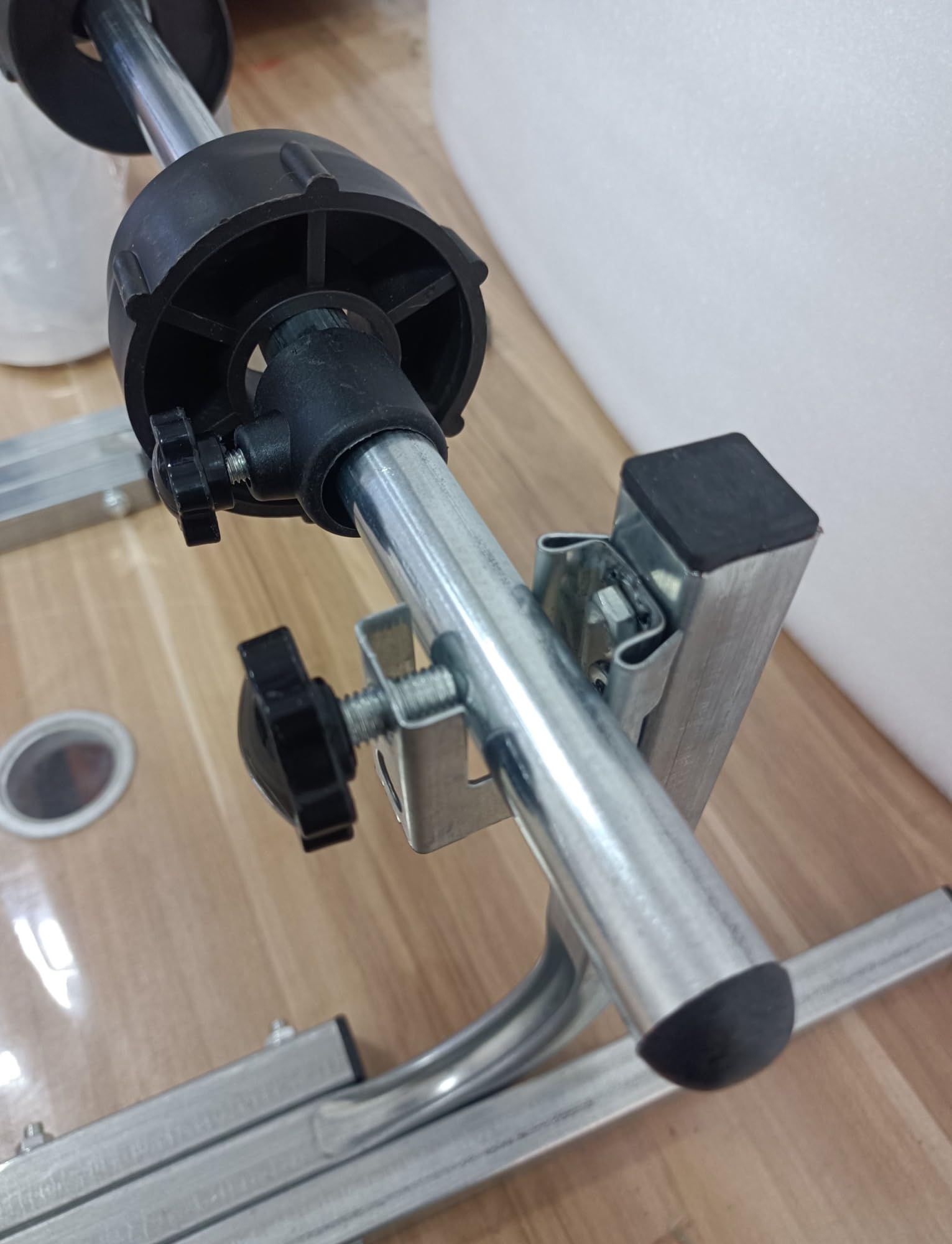Portarotolo interamente in metallo per impieghi gravosi, dispenser multiuso per pluriball, pellicola estensibile e schiuma - Stazione di imballaggio commerciale (altezza: 25 cm, larghezza: 50 cm)