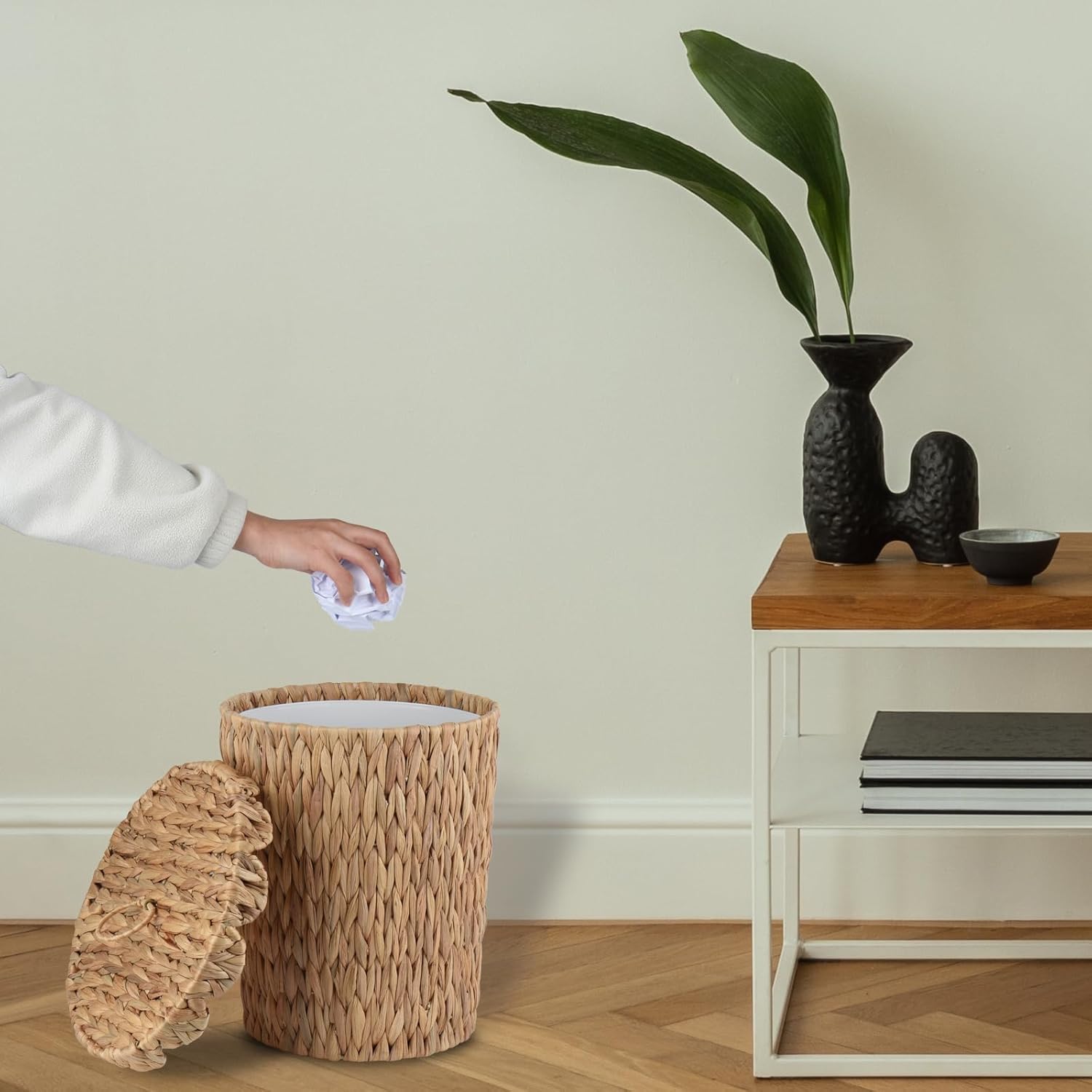 4 Gallon Wicker Trash Can with Scalloped Edge Lid, Wicker Waste Basket with Removable Plastic Liner for Bathroom, Bedroom, Office, Home
