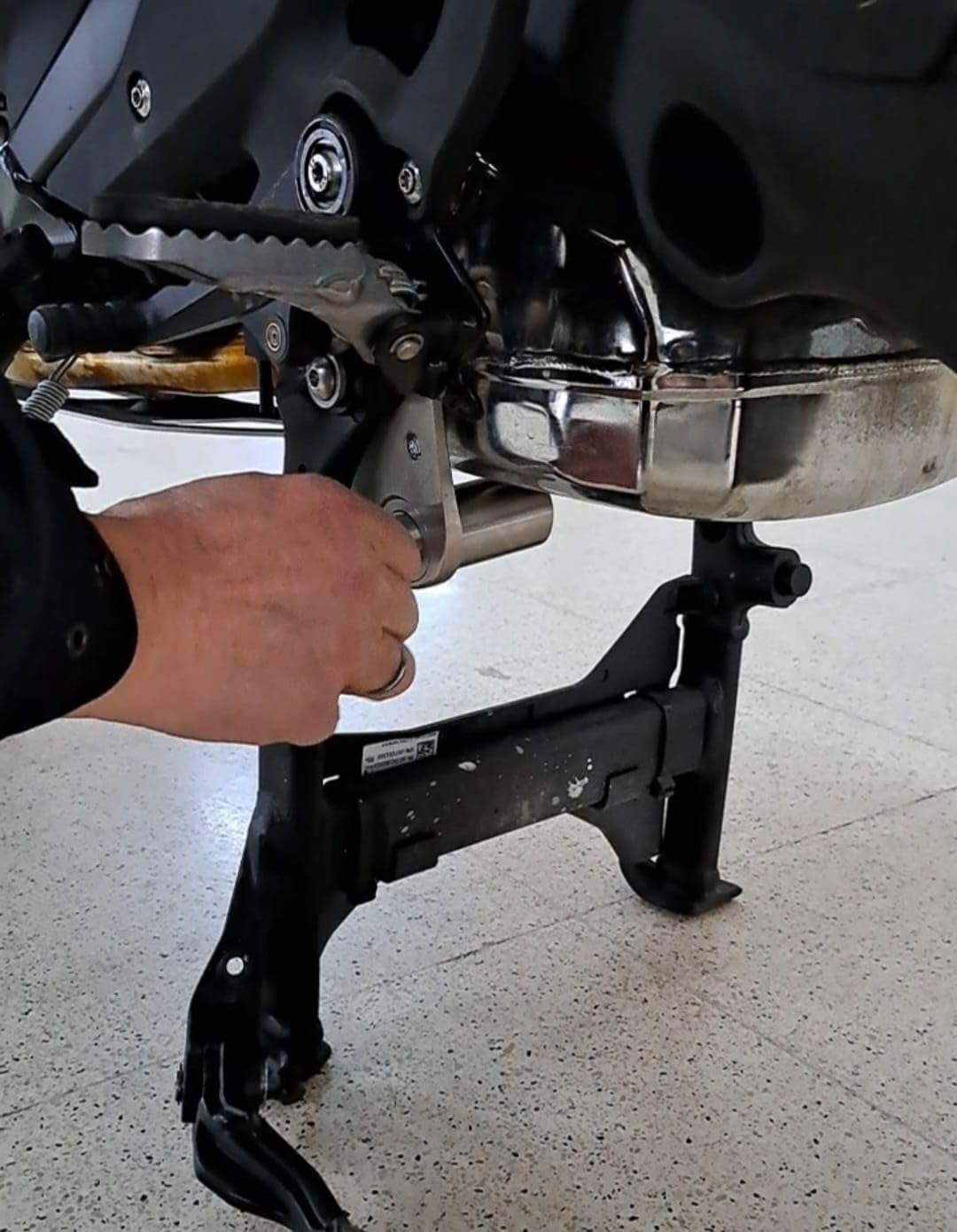BLOCK BRAKE - ANTIFURTO MECCANICO BLOCCA CAVALLETTO CENTRALE PER MOTO BMW R 1300 GS E ADVENTURE IN ACCIAIO INOX E CHIAVE CODIFICATA