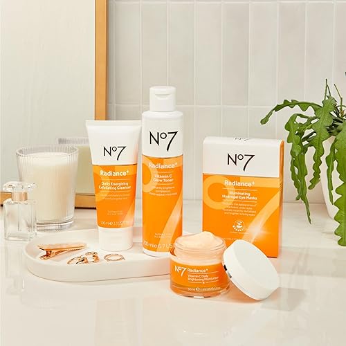 Miniatura 8 de No7 Radiance+ Brightening Vitamin C Moisturizer Face Cream  Hidratante facial nutritivo para la piel  Absorción rápida + fórmula ligera y adecuada