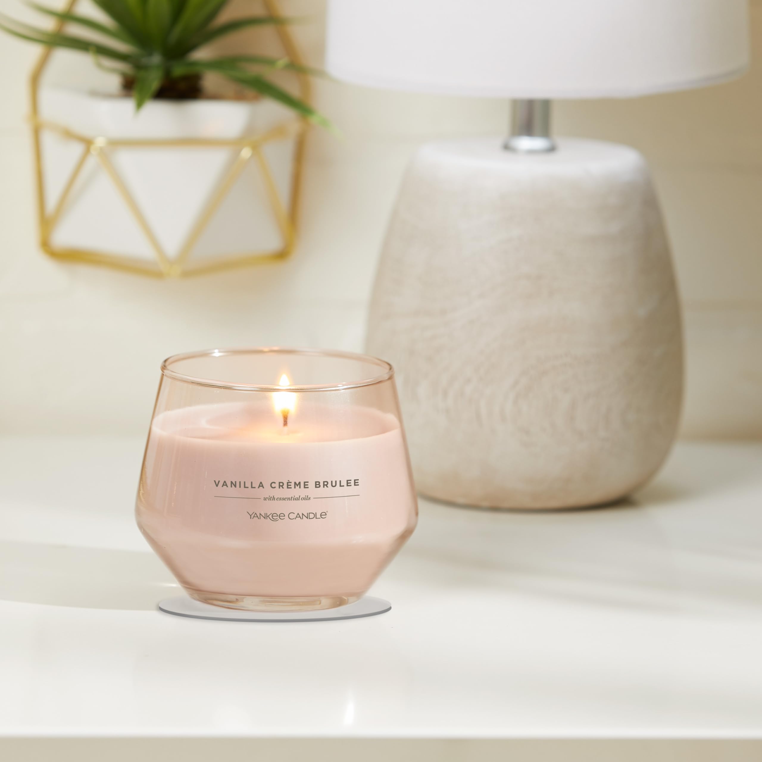 Yankee Candle Studio Vela perfumada | Vela mediana de vainilla crème brûlée | Larga duración: 35-50 horas | Elegante diseño de recipiente de cristal con cera beige | Regalos perfectos para mujeres
