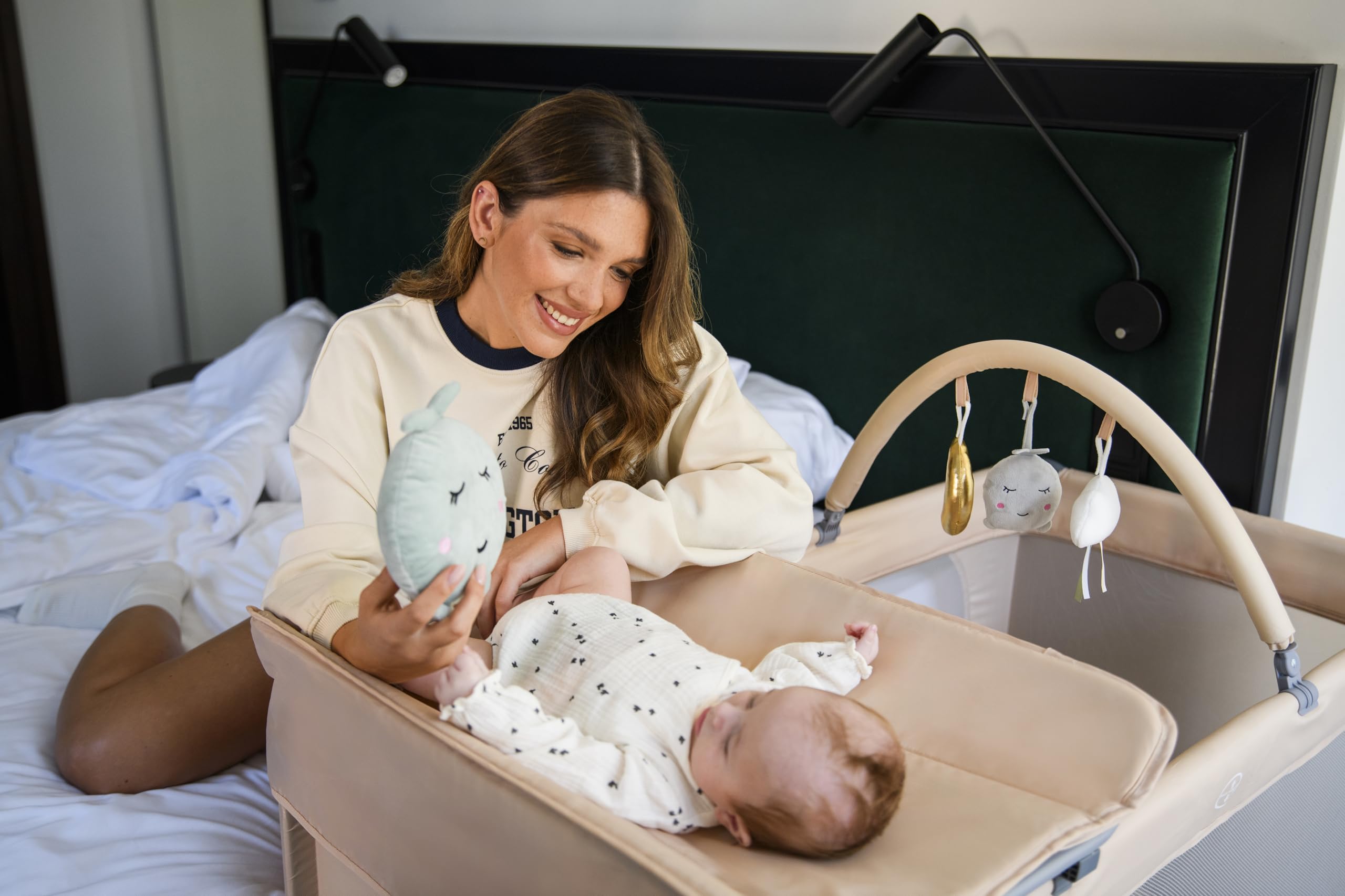 Momi Lettino da viaggio BELOVE PLUS 2 in 1, pieghevole, 2 posizioni per neonati fino a 9 kg e bambini fino a 15 kg, con materasso, arco con giocattoli, fasciatoio e borsa per il trasporto
